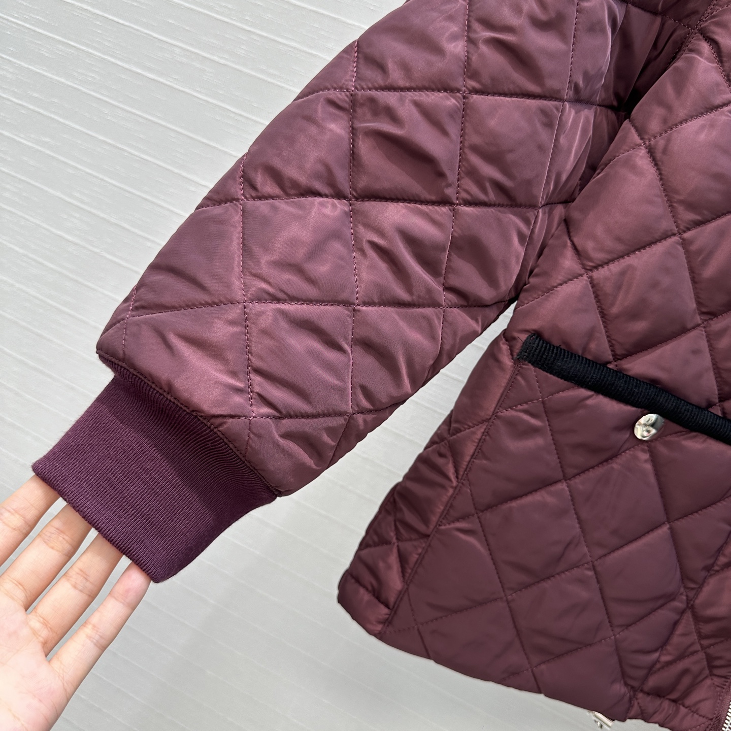 爆款推荐💕Pra*秋冬新品！间棉菱格棉服外套！进口再生尼龙面料！撞色灯芯绒包边工艺落肩圆领双口袋，金属三