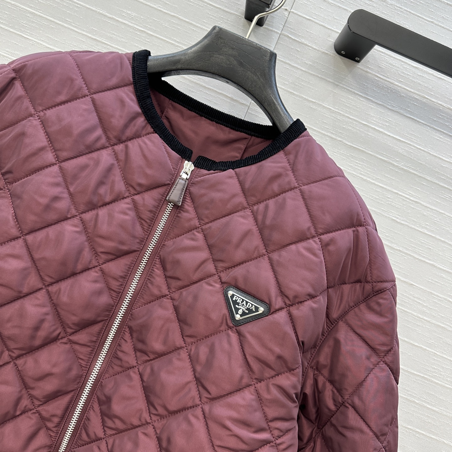 爆款推荐💕Pra*秋冬新品！间棉菱格棉服外套！进口再生尼龙面料！撞色灯芯绒包边工艺落肩圆领双口袋，金属三