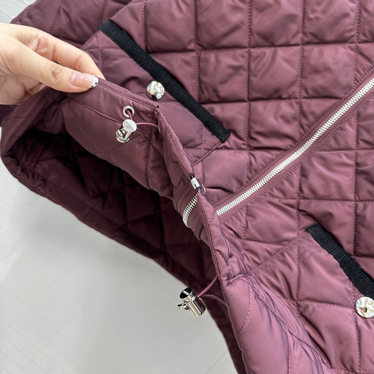 爆款推荐💕Pra*秋冬新品！间棉菱格棉服外套！进口再生尼龙面料！撞色灯芯绒包边工艺落肩圆领双口袋，金属三