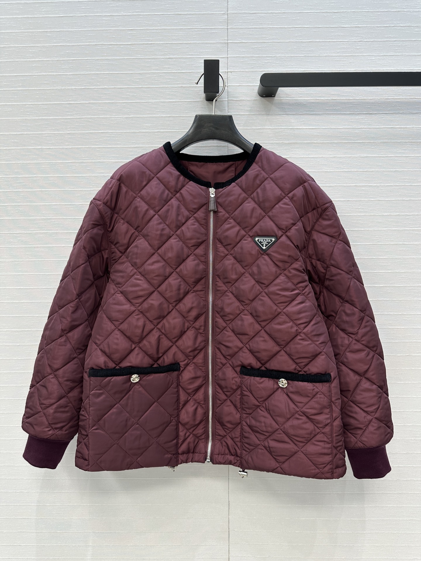 爆款推荐💕Pra*秋冬新品！间棉菱格棉服外套！进口再生尼龙面料！撞色灯芯绒包边工艺落肩圆领双口袋，金属三