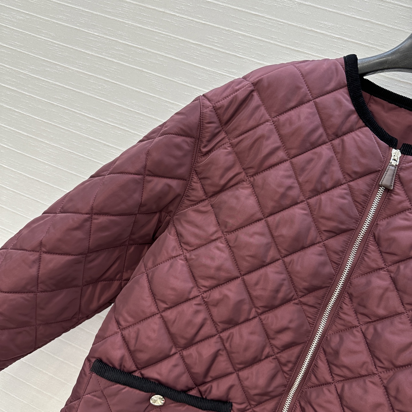 爆款推荐💕Pra*秋冬新品！间棉菱格棉服外套！进口再生尼龙面料！撞色灯芯绒包边工艺落肩圆领双口袋，金属三