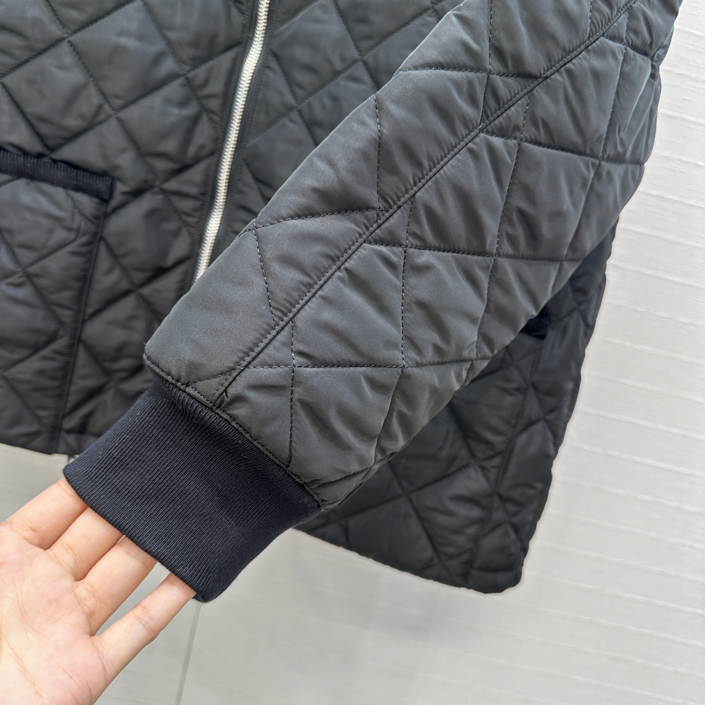 爆款推荐💕Pra*秋冬新品！间棉菱格棉服外套！进口再生尼龙面料！撞色灯芯绒包边工艺落肩圆领双口袋，金属三