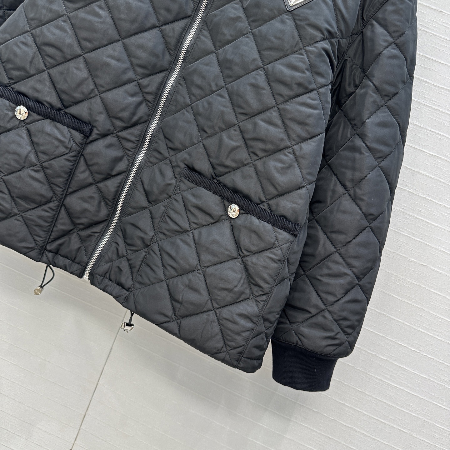 爆款推荐💕Pra*秋冬新品！间棉菱格棉服外套！进口再生尼龙面料！撞色灯芯绒包边工艺落肩圆领双口袋，金属三