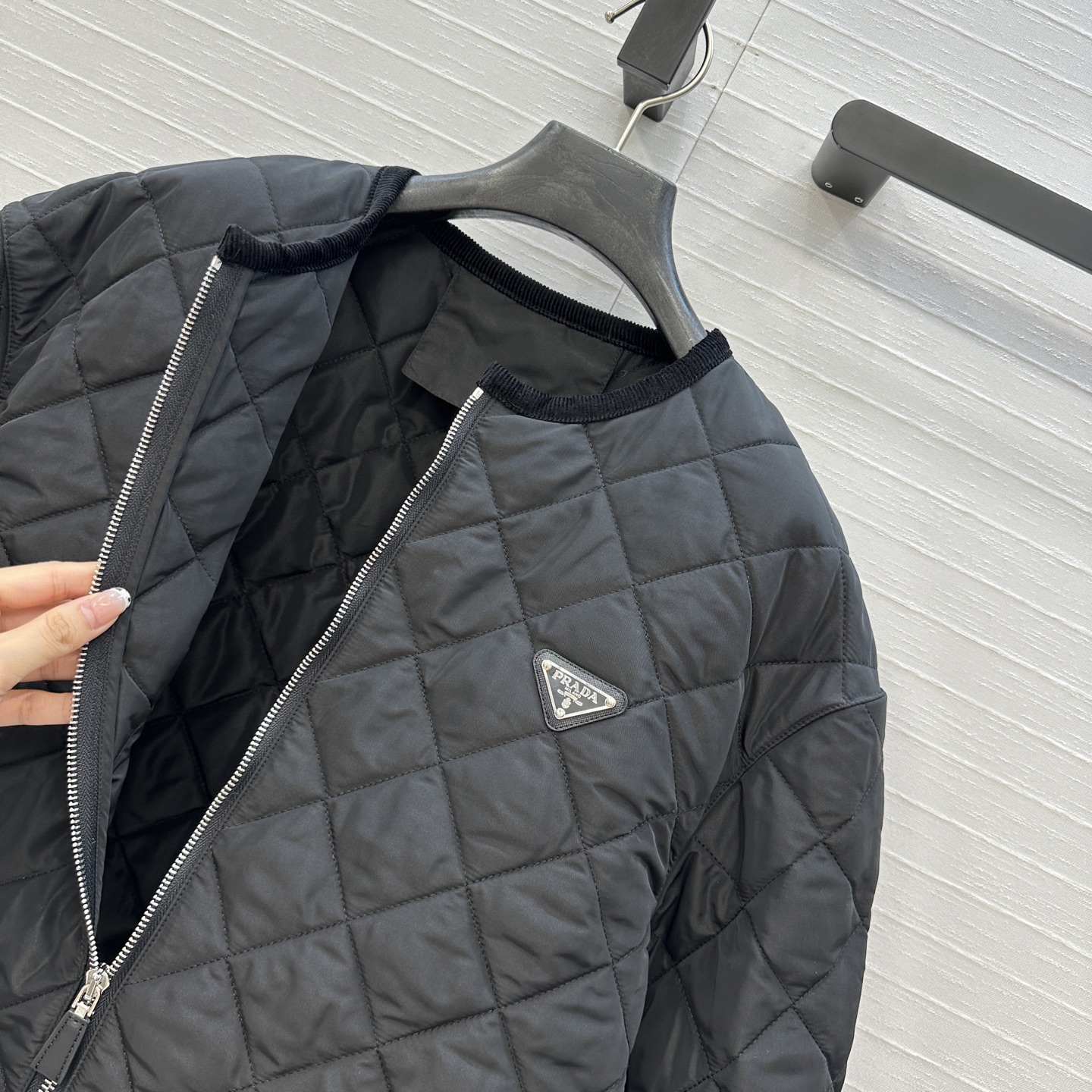 爆款推荐💕Pra*秋冬新品！间棉菱格棉服外套！进口再生尼龙面料！撞色灯芯绒包边工艺落肩圆领双口袋，金属三