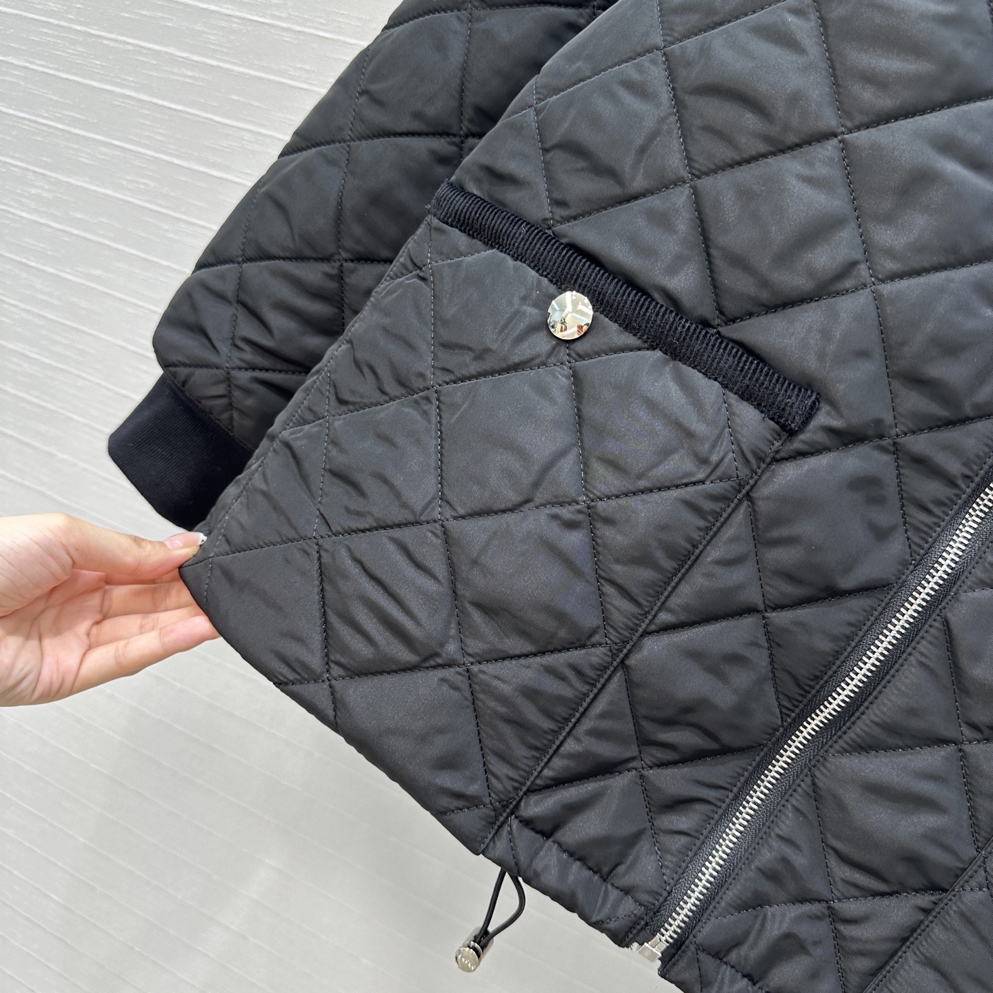 爆款推荐💕Pra*秋冬新品！间棉菱格棉服外套！进口再生尼龙面料！撞色灯芯绒包边工艺落肩圆领双口袋，金属三