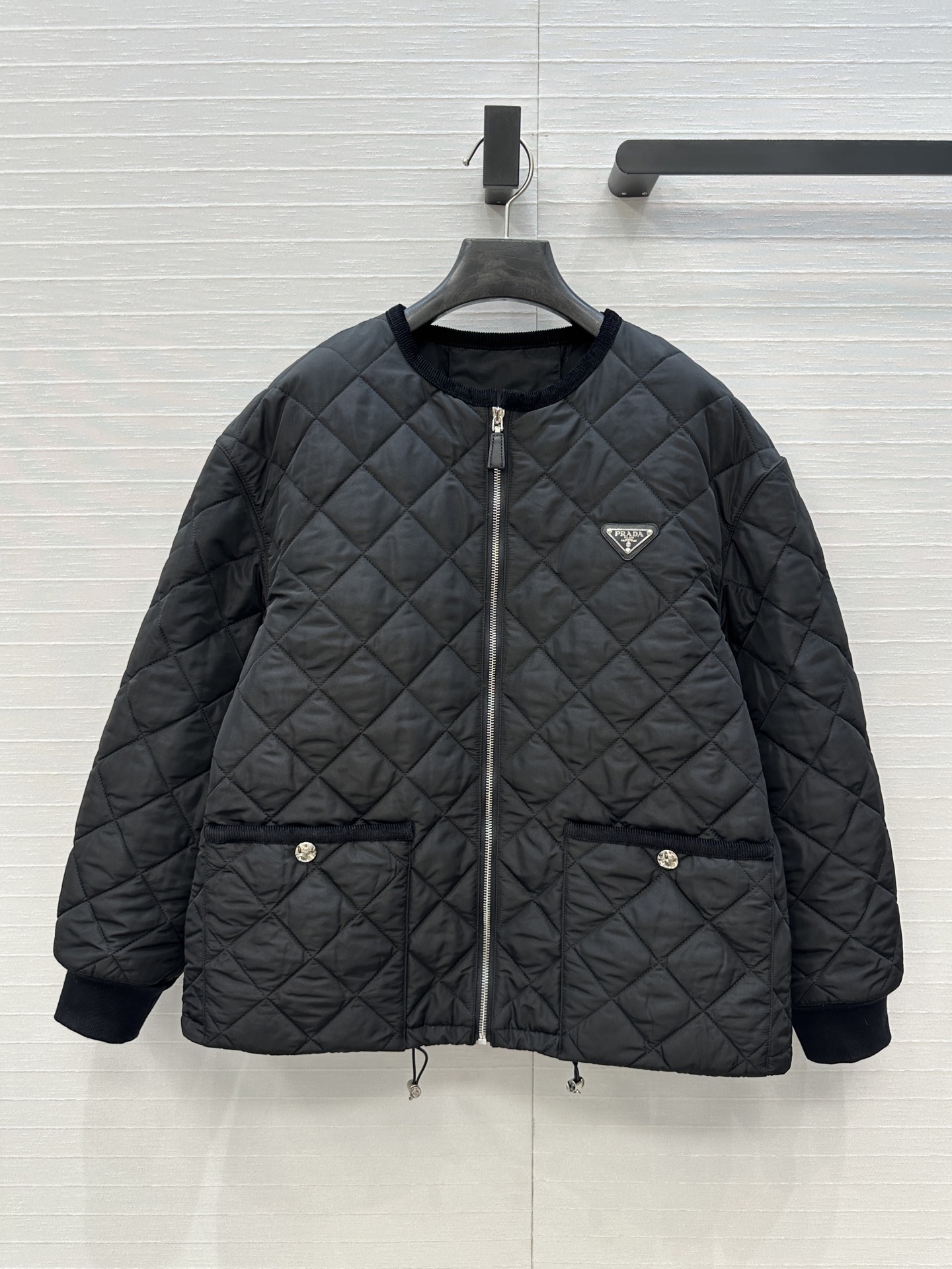 爆款推荐💕Pra*秋冬新品！间棉菱格棉服外套！进口再生尼龙面料！撞色灯芯绒包边工艺落肩圆领双口袋，金属三