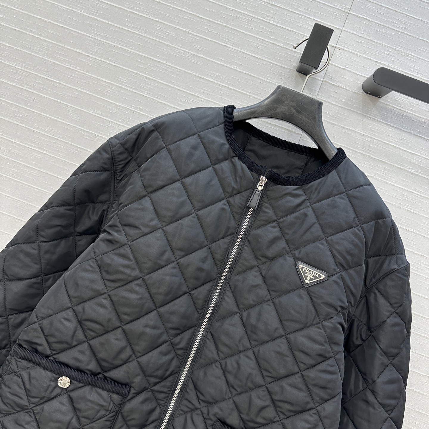 爆款推荐💕Pra*秋冬新品！间棉菱格棉服外套！进口再生尼龙面料！撞色灯芯绒包边工艺落肩圆领双口袋，金属三