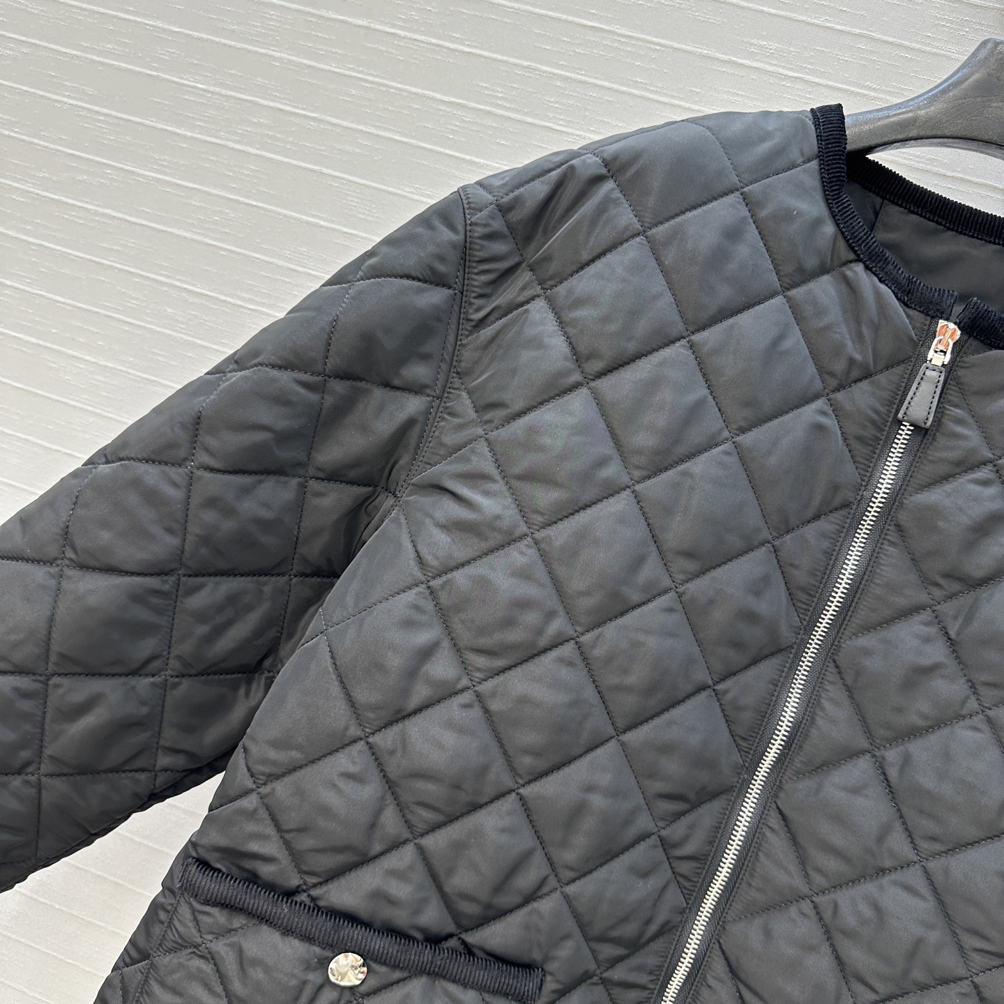 爆款推荐💕Pra*秋冬新品！间棉菱格棉服外套！进口再生尼龙面料！撞色灯芯绒包边工艺落肩圆领双口袋，金属三