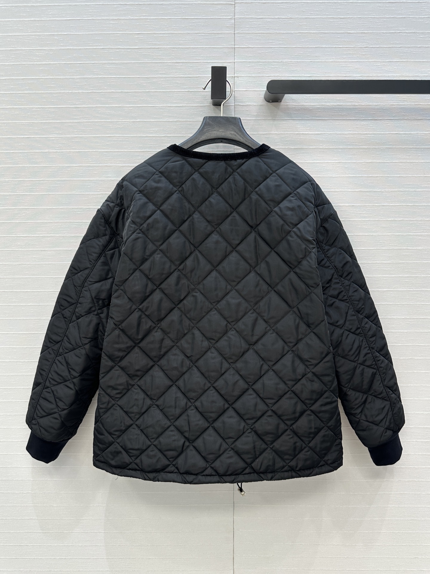 爆款推荐💕Pra*秋冬新品！间棉菱格棉服外套！进口再生尼龙面料！撞色灯芯绒包边工艺落肩圆领双口袋，金属三