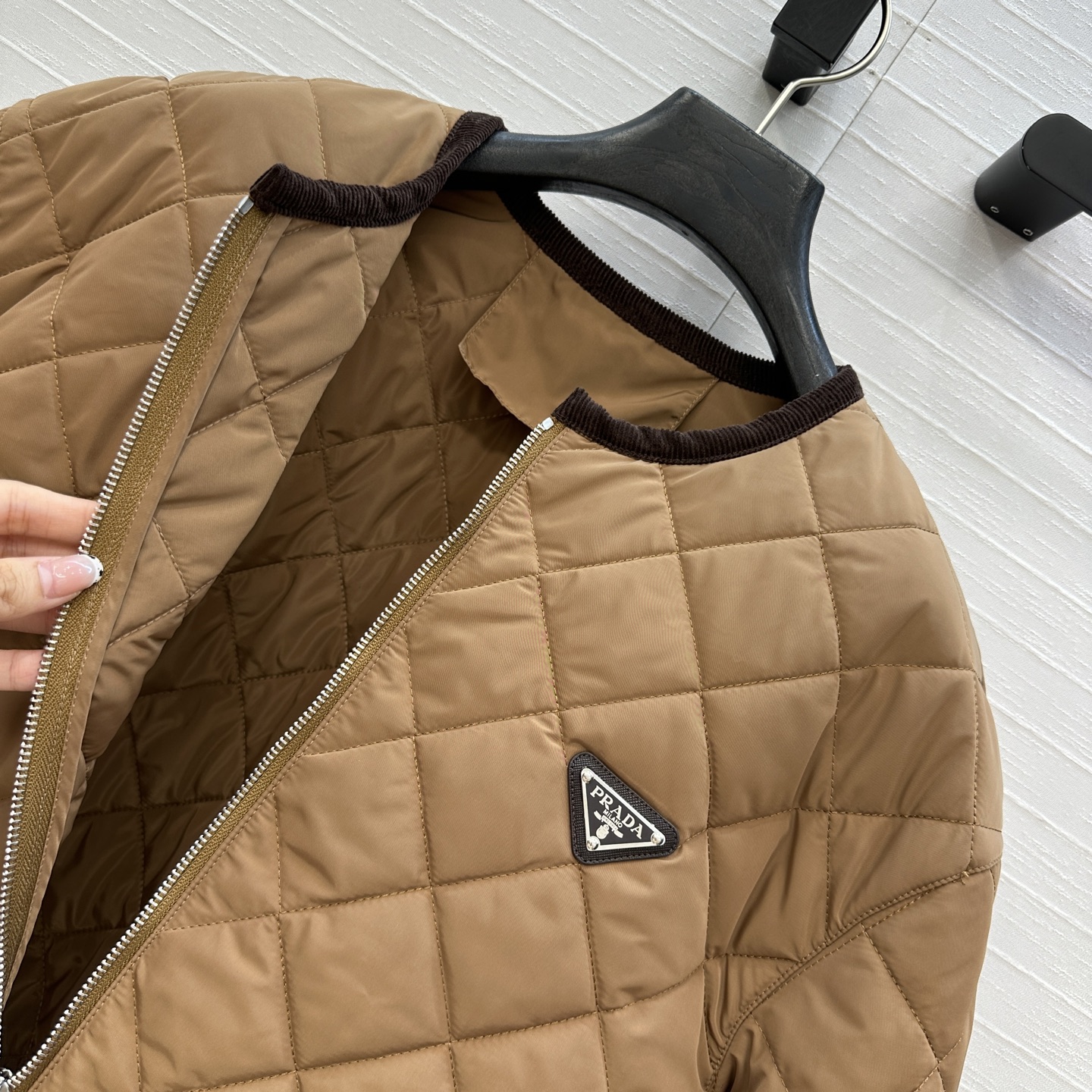 爆款推荐💕Pra*秋冬新品！间棉菱格棉服外套！进口再生尼龙面料！撞色灯芯绒包边工艺落肩圆领双口袋，金属三