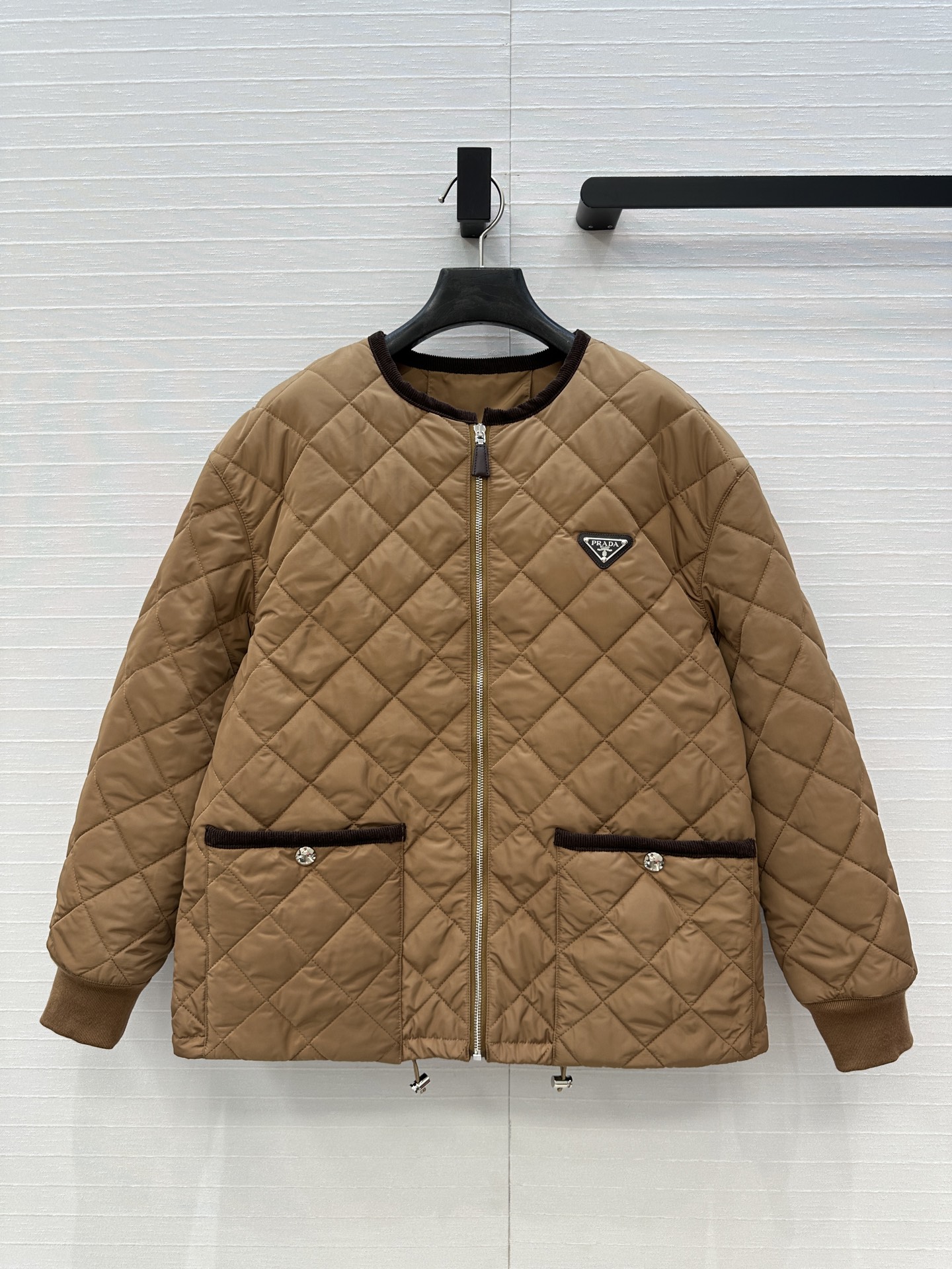 爆款推荐💕Pra*秋冬新品！间棉菱格棉服外套！进口再生尼龙面料！撞色灯芯绒包边工艺落肩圆领双口袋，金属三