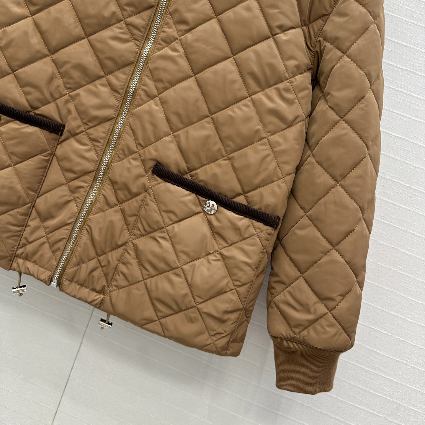 爆款推荐💕Pra*秋冬新品！间棉菱格棉服外套！进口再生尼龙面料！撞色灯芯绒包边工艺落肩圆领双口袋，金属三