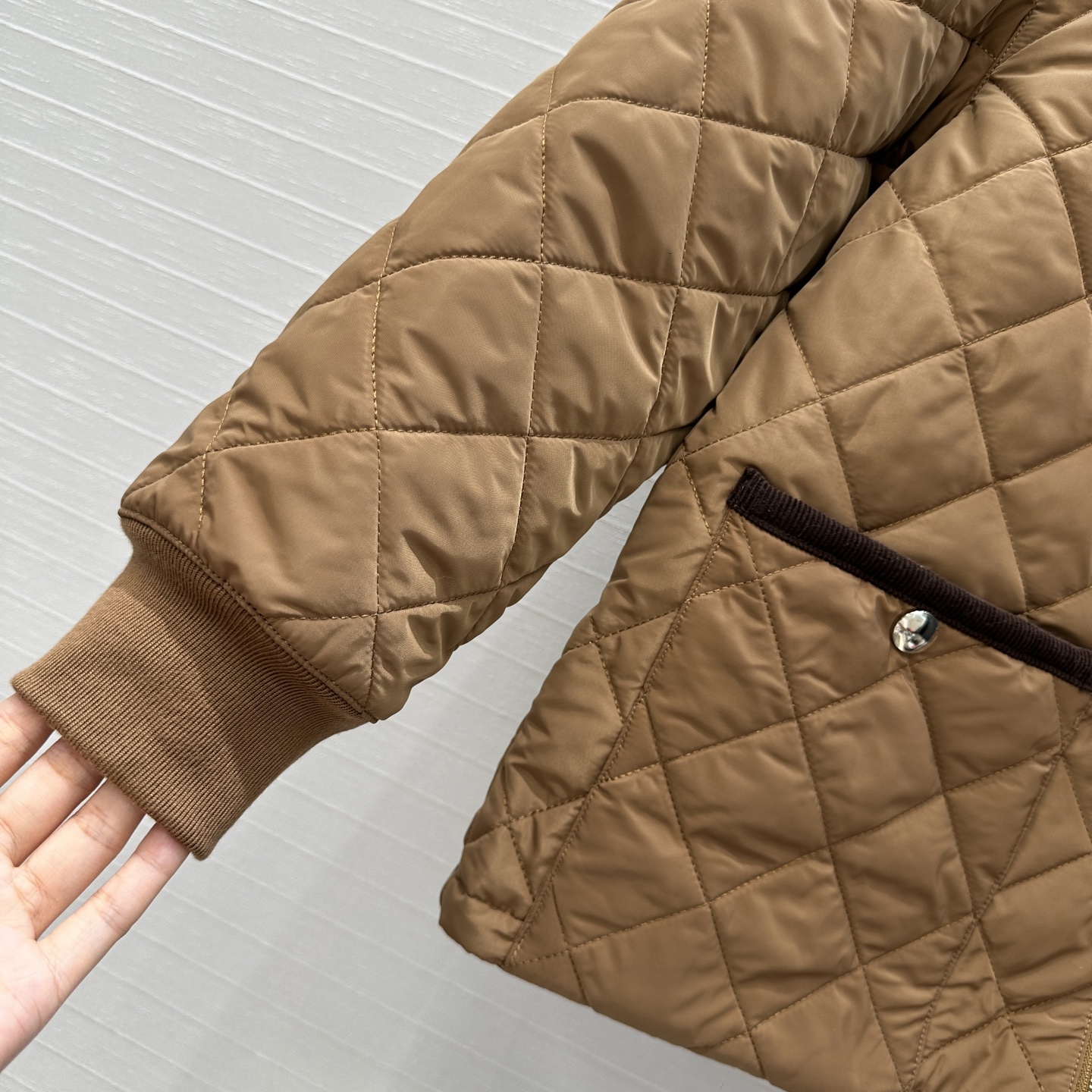 爆款推荐💕Pra*秋冬新品！间棉菱格棉服外套！进口再生尼龙面料！撞色灯芯绒包边工艺落肩圆领双口袋，金属三