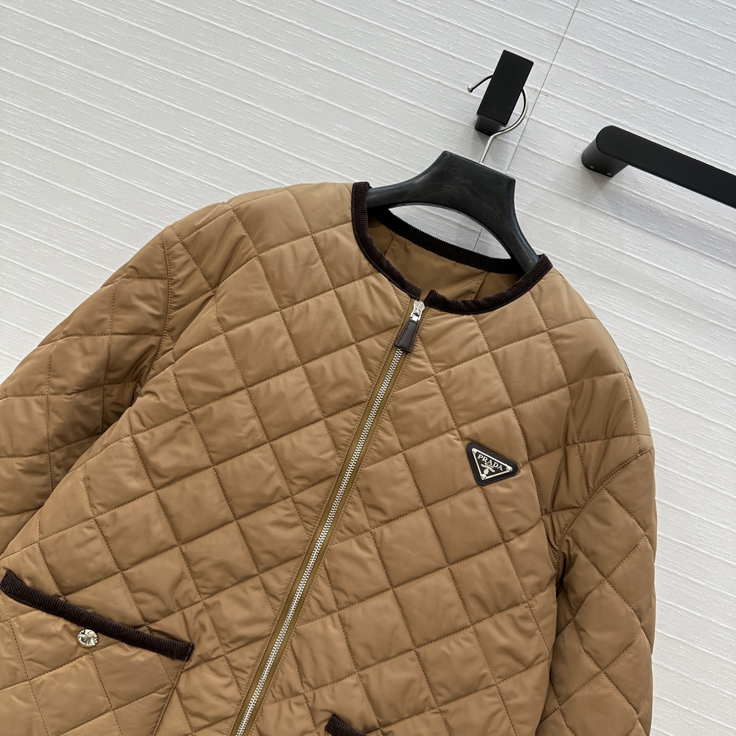 爆款推荐💕Pra*秋冬新品！间棉菱格棉服外套！进口再生尼龙面料！撞色灯芯绒包边工艺落肩圆领双口袋，金属三