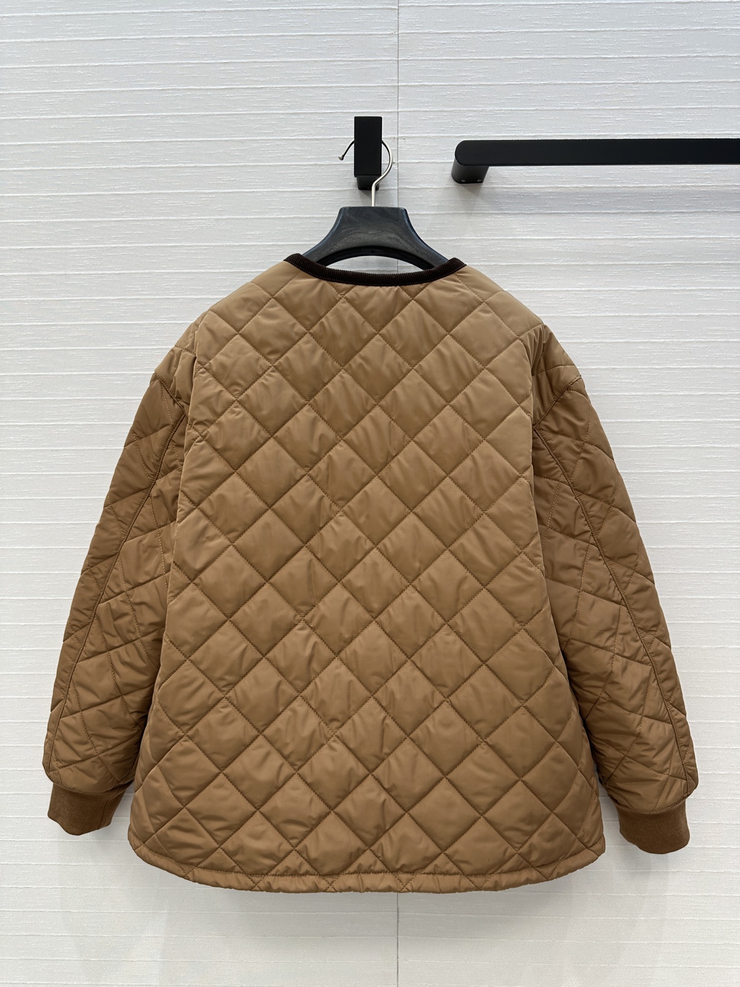 爆款推荐💕Pra*秋冬新品！间棉菱格棉服外套！进口再生尼龙面料！撞色灯芯绒包边工艺落肩圆领双口袋，金属三