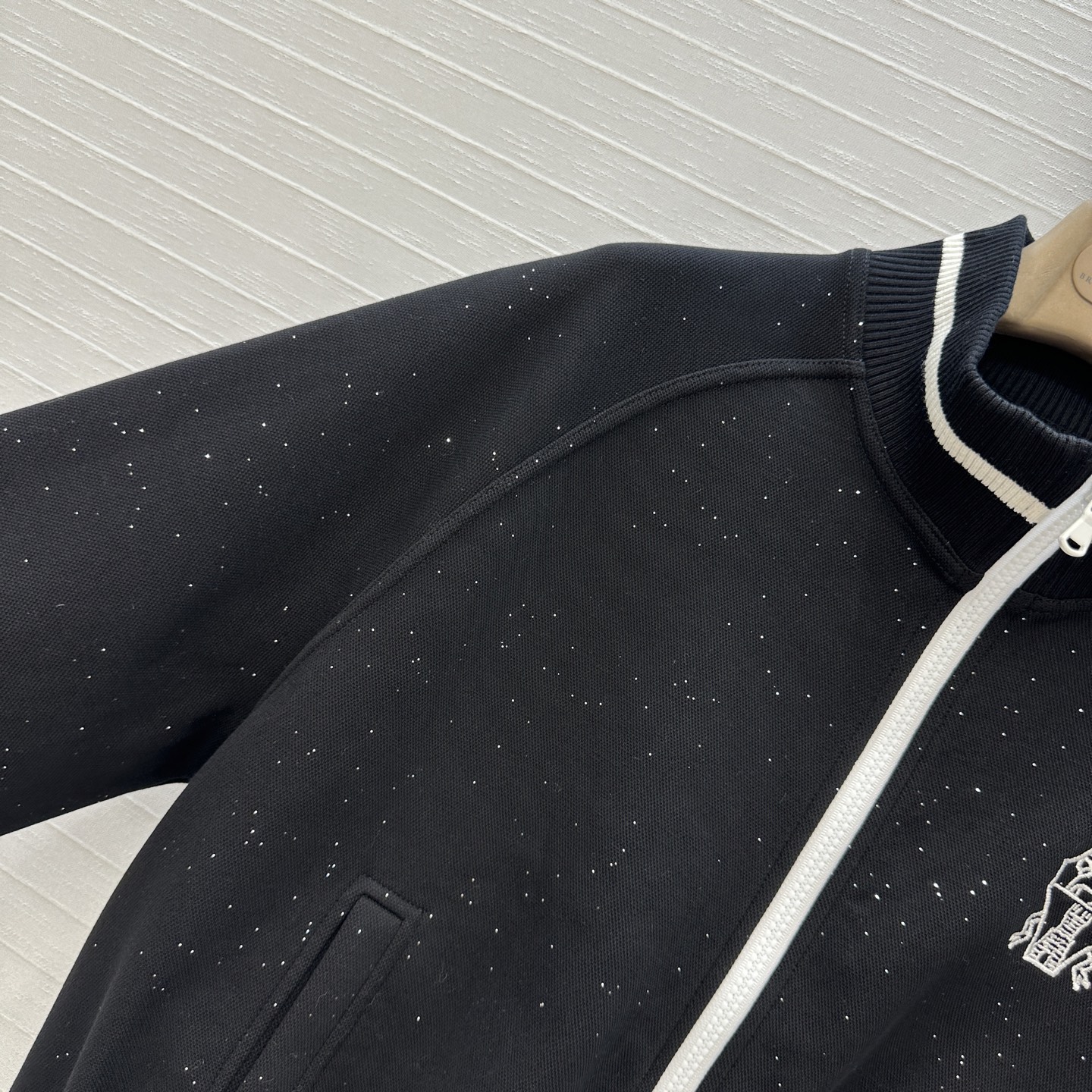 强烈推荐❤️BC长期主义休闲运动套装，徽章刺绣立领拉链外套搭配松紧腰锥形裤，轻松演绎慵懒随性的日常单品。