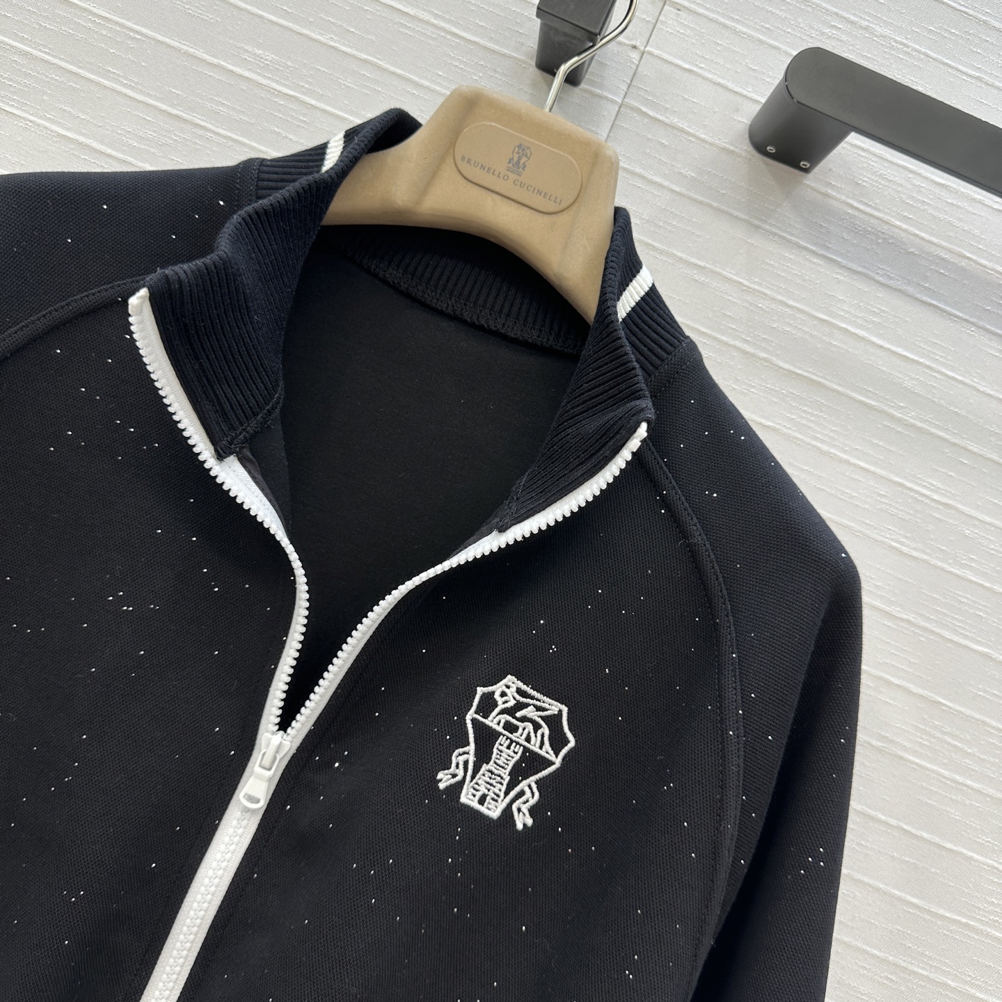 强烈推荐❤️BC长期主义休闲运动套装，徽章刺绣立领拉链外套搭配松紧腰锥形裤，轻松演绎慵懒随性的日常单品。