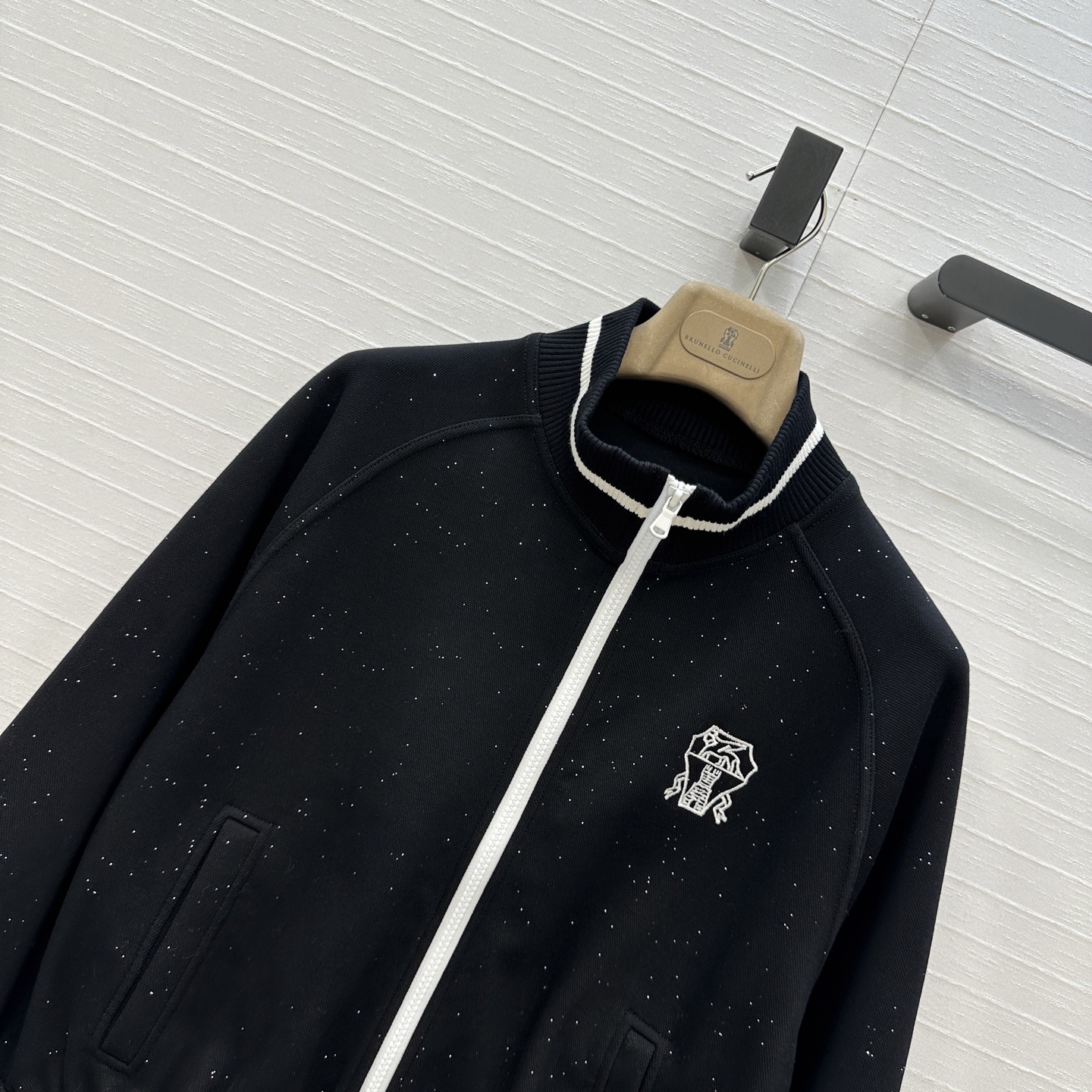 强烈推荐❤️BC长期主义休闲运动套装，徽章刺绣立领拉链外套搭配松紧腰锥形裤，轻松演绎慵懒随性的日常单品。