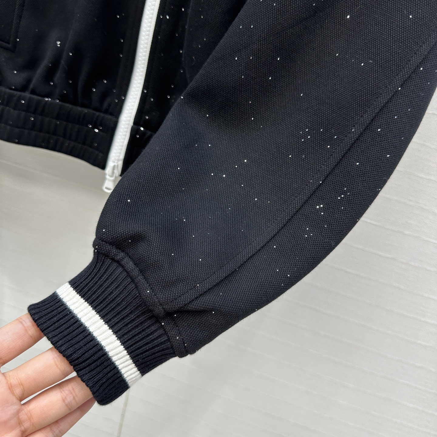 强烈推荐❤️BC长期主义休闲运动套装，徽章刺绣立领拉链外套搭配松紧腰锥形裤，轻松演绎慵懒随性的日常单品。