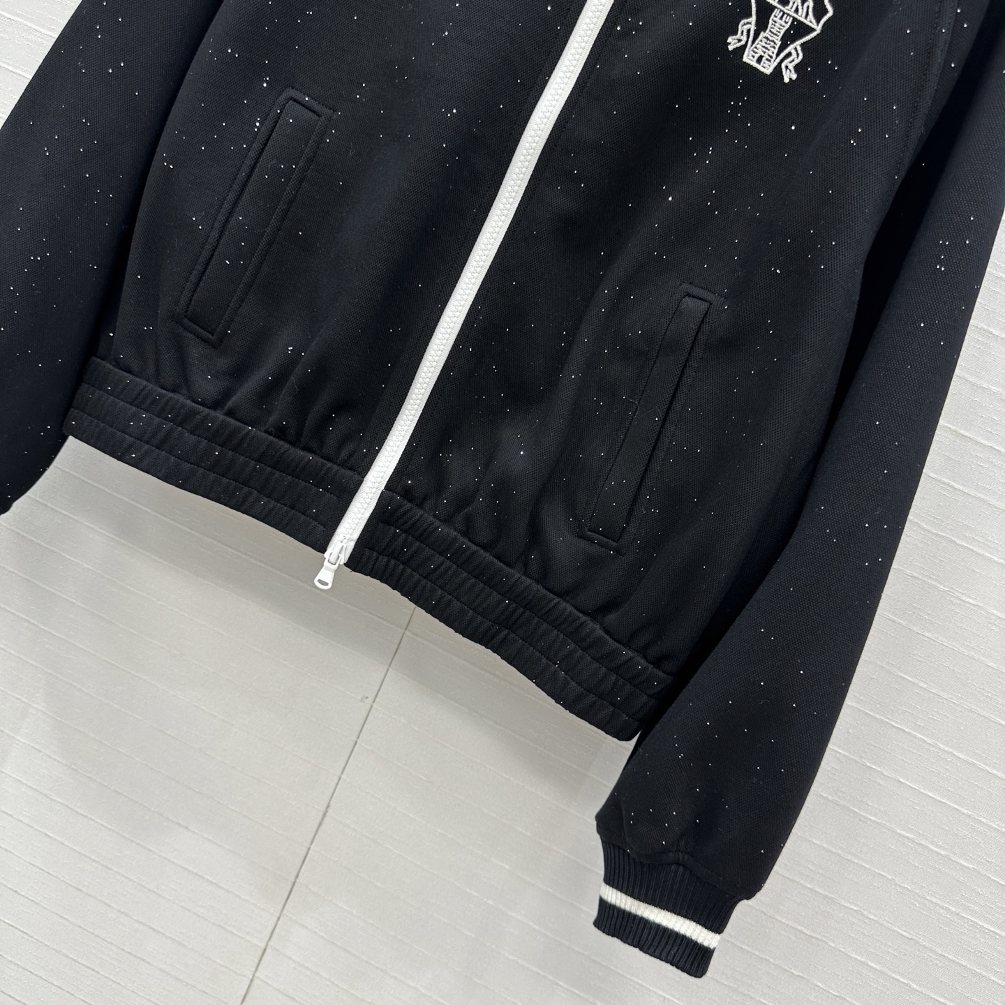 强烈推荐❤️BC长期主义休闲运动套装，徽章刺绣立领拉链外套搭配松紧腰锥形裤，轻松演绎慵懒随性的日常单品。