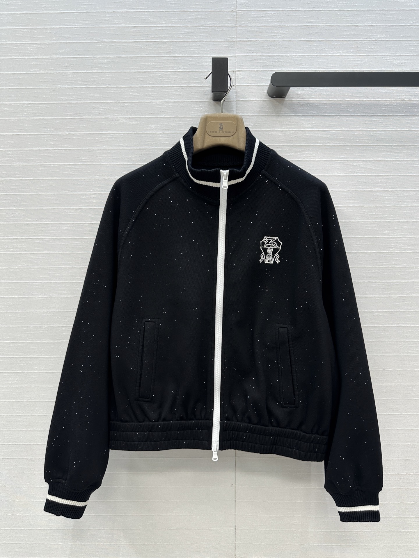 强烈推荐❤️BC长期主义休闲运动套装，徽章刺绣立领拉链外套搭配松紧腰锥形裤，轻松演绎慵懒随性的日常单品。