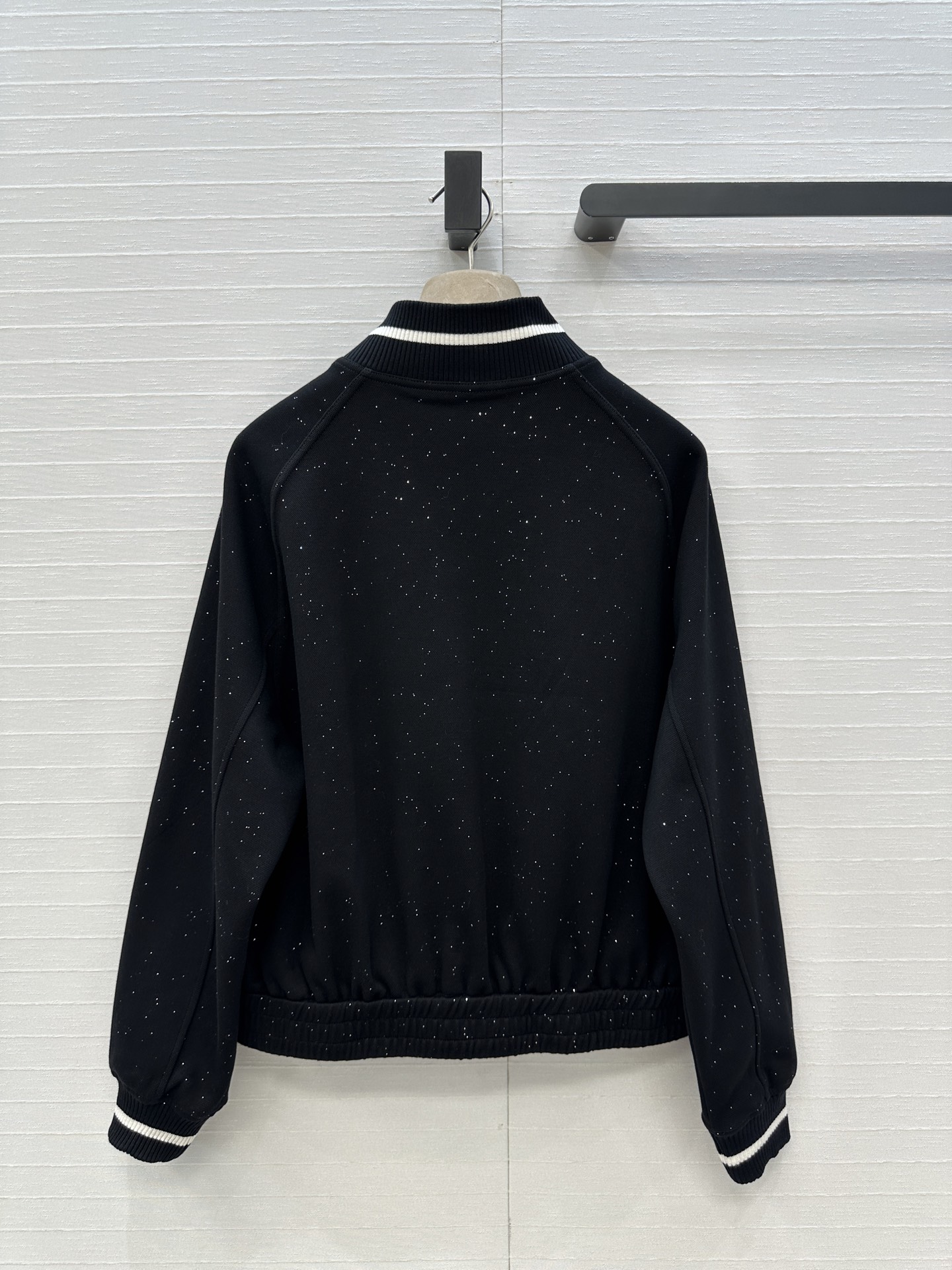 强烈推荐❤️BC长期主义休闲运动套装，徽章刺绣立领拉链外套搭配松紧腰锥形裤，轻松演绎慵懒随性的日常单品。