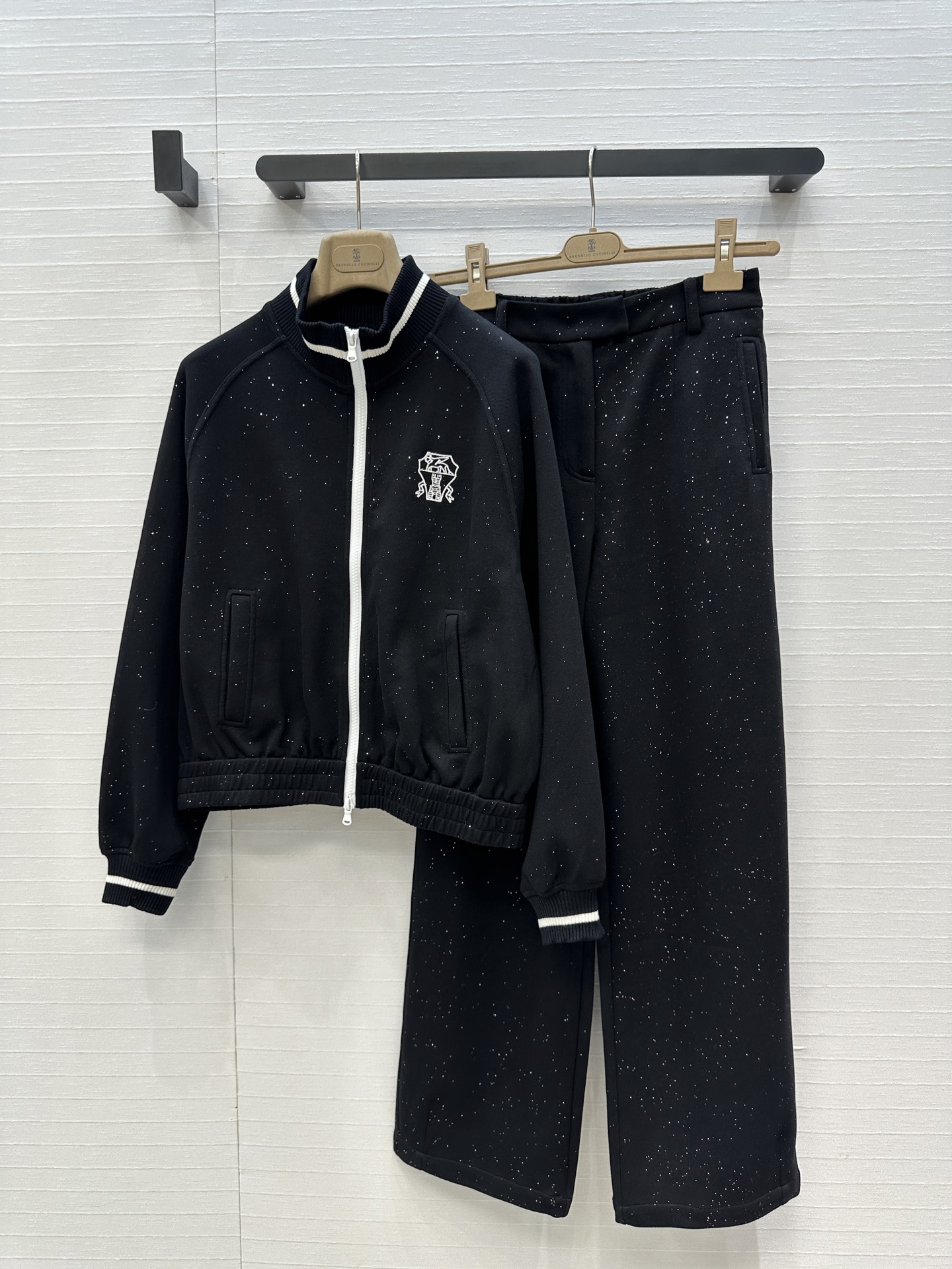 强烈推荐❤️BC长期主义休闲运动套装，徽章刺绣立领拉链外套搭配松紧腰锥形裤，轻松演绎慵懒随性的日常单品。