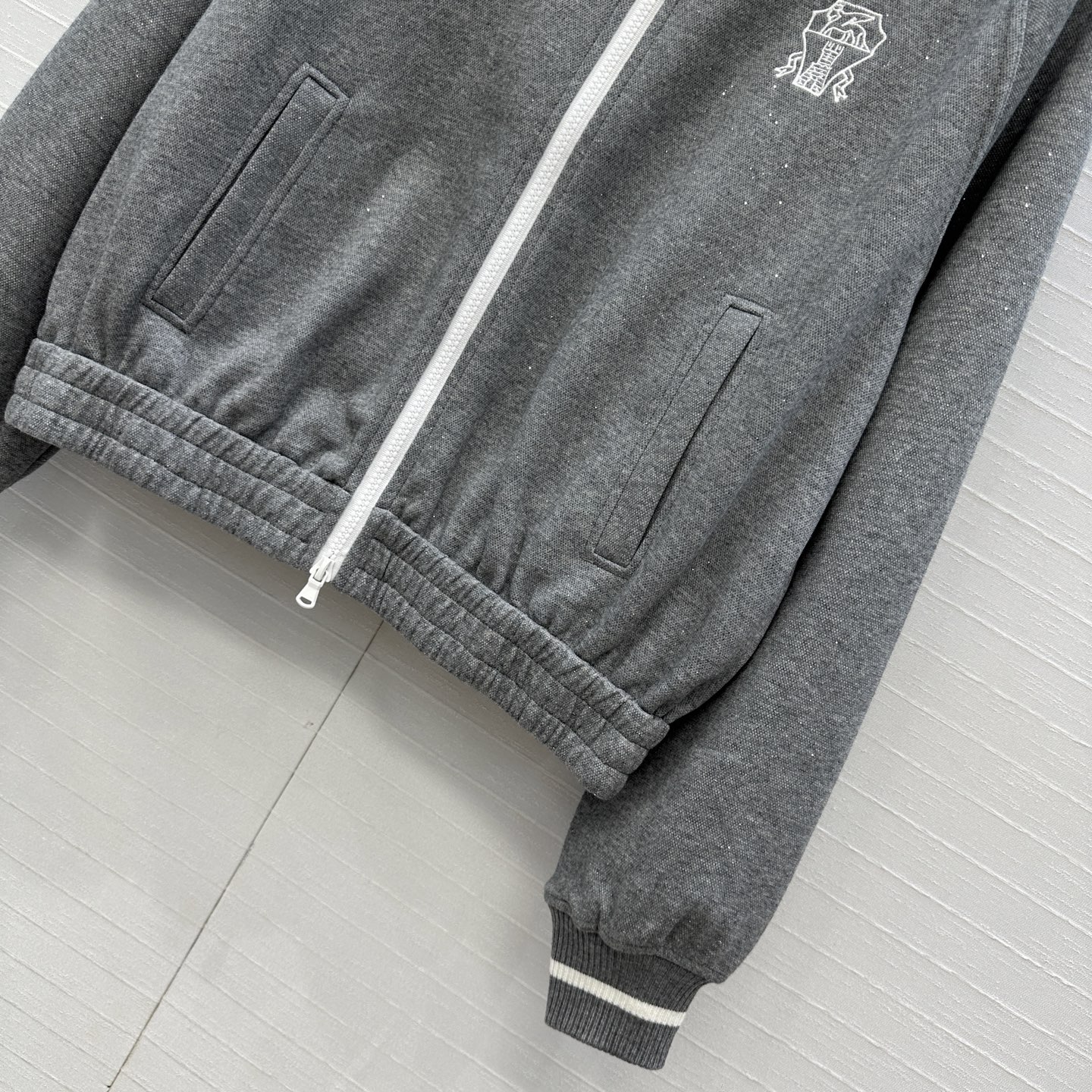 强烈推荐❤️BC长期主义休闲运动套装，徽章刺绣立领拉链外套搭配松紧腰锥形裤，轻松演绎慵懒随性的日常单品。