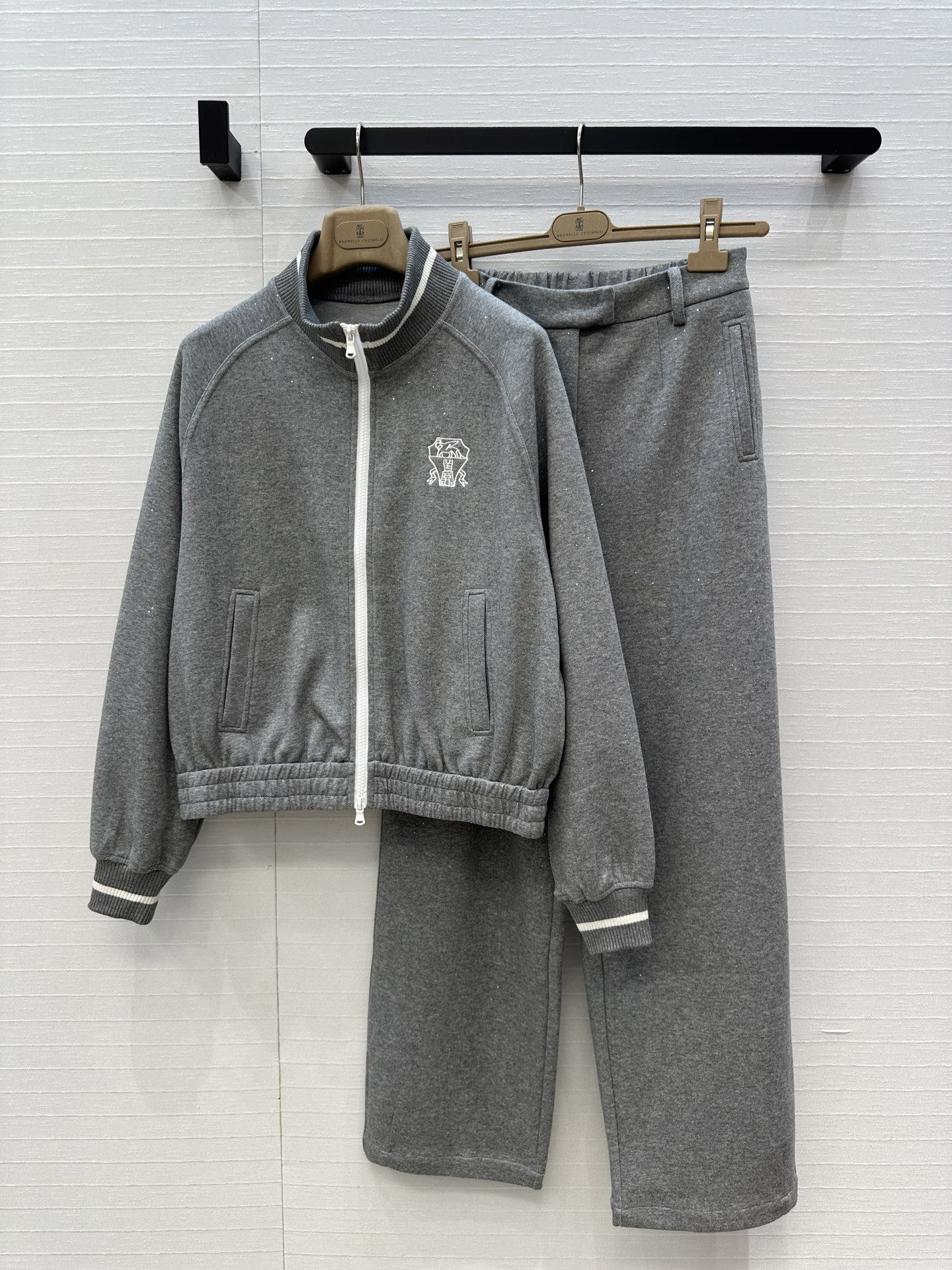 强烈推荐❤️BC长期主义休闲运动套装，徽章刺绣立领拉链外套搭配松紧腰锥形裤，轻松演绎慵懒随性的日常单品。