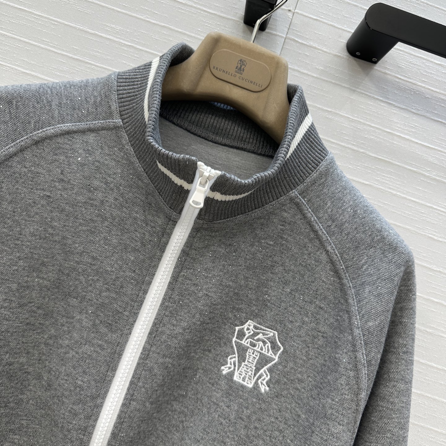 强烈推荐❤️BC长期主义休闲运动套装，徽章刺绣立领拉链外套搭配松紧腰锥形裤，轻松演绎慵懒随性的日常单品。