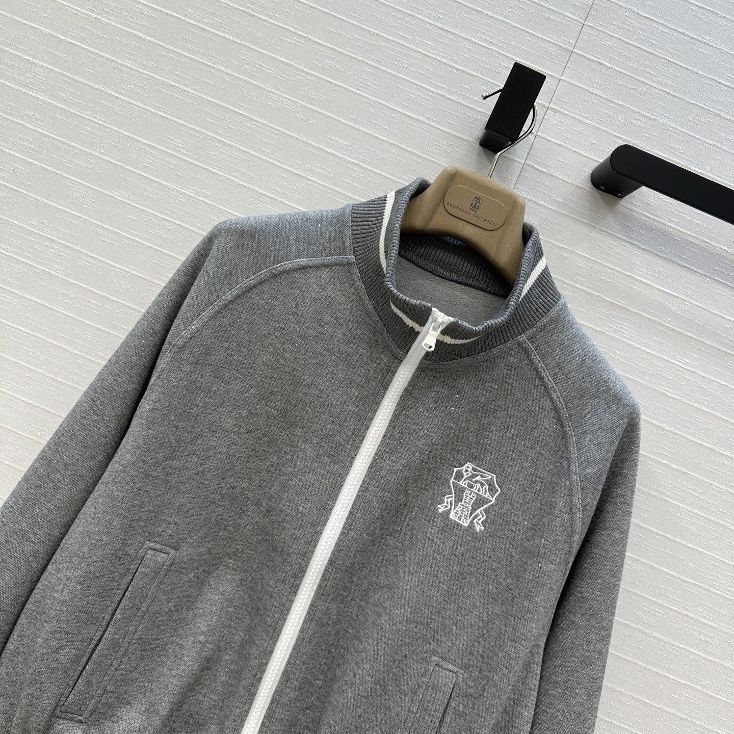 强烈推荐❤️BC长期主义休闲运动套装，徽章刺绣立领拉链外套搭配松紧腰锥形裤，轻松演绎慵懒随性的日常单品。