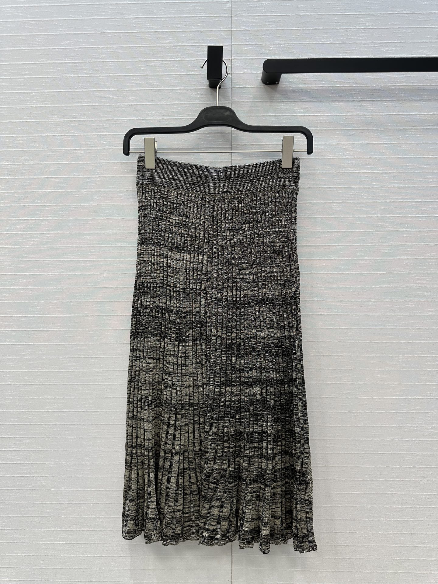 Elegant Women's Knitted Midi Skirt - Comfortable A-Line Fit and Stylish Design