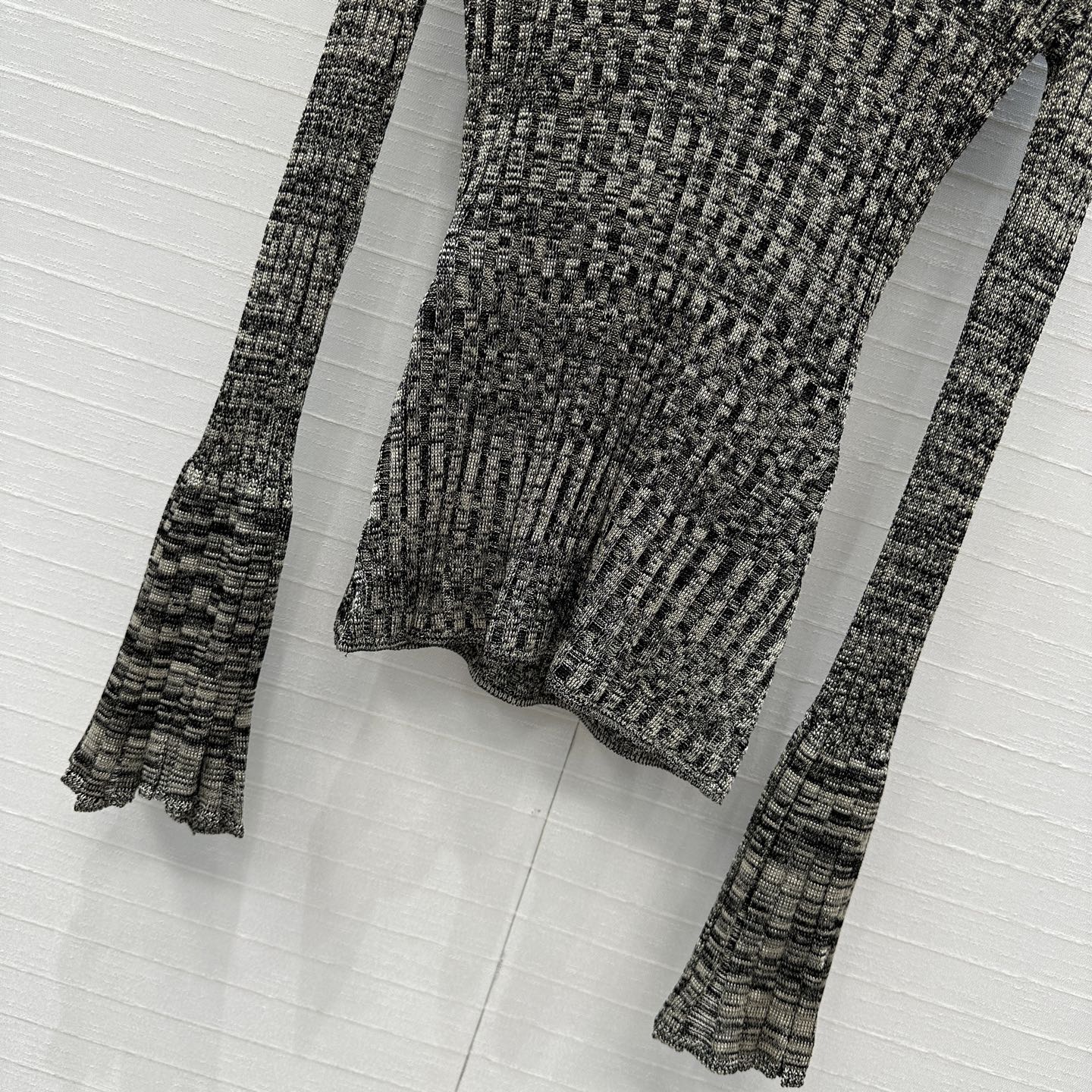 独家首发❤️原单品质，Zm秋冬新品混纱圆领针织上衣，进口纱线坑条双织细腻顺滑有垂感，喇叭袖剪裁设计修身版