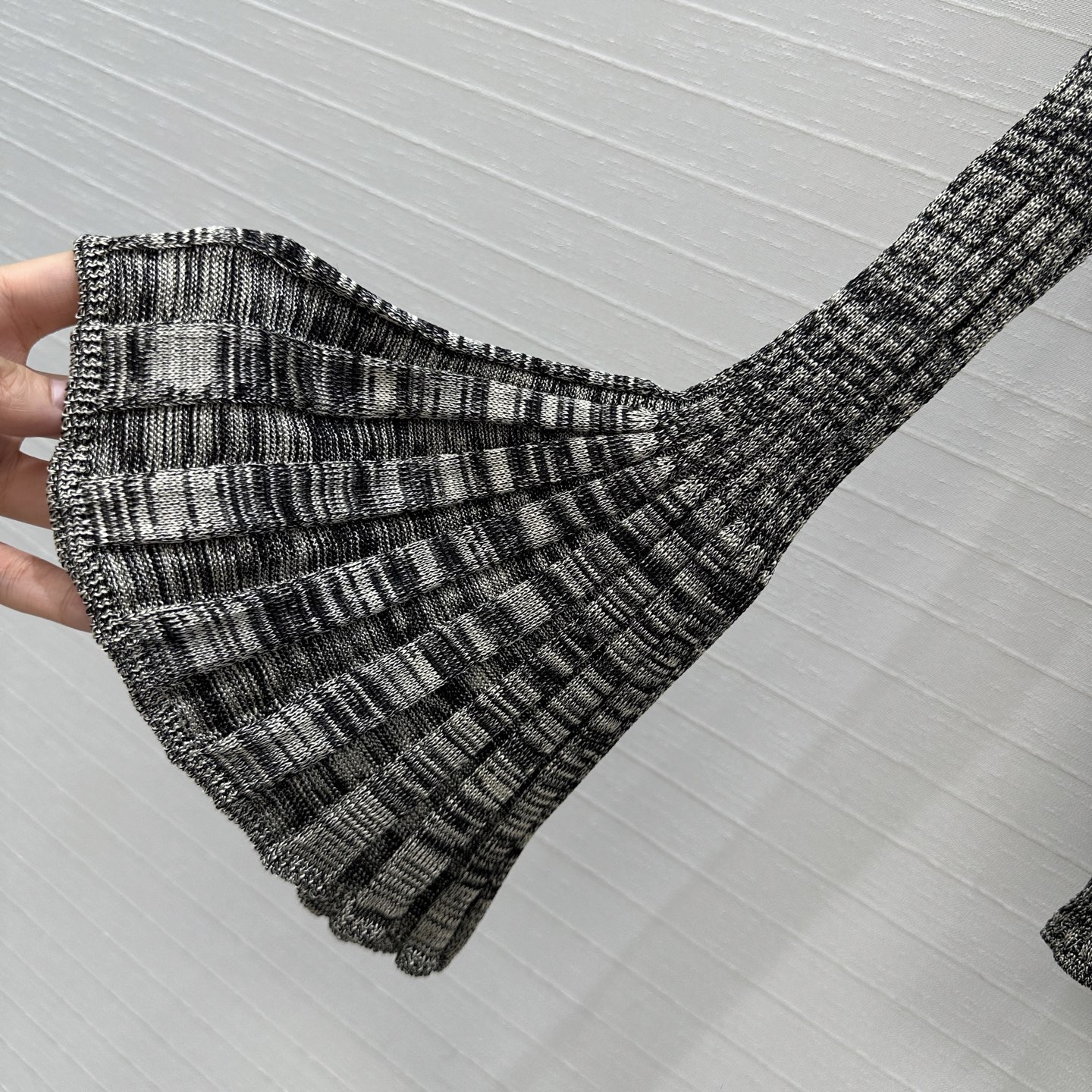 独家首发❤️原单品质，Zm秋冬新品混纱圆领针织上衣，进口纱线坑条双织细腻顺滑有垂感，喇叭袖剪裁设计修身版