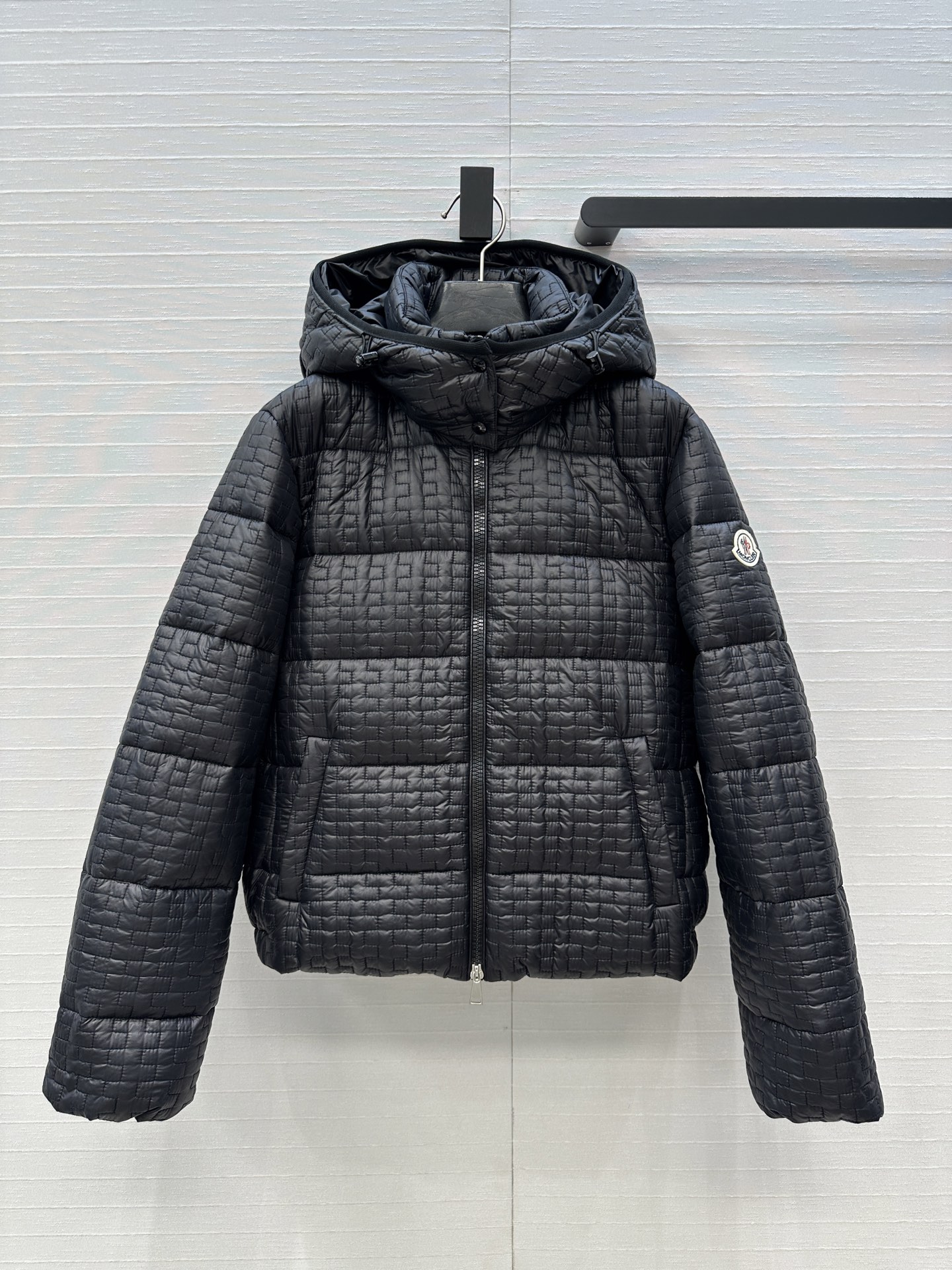 高端原单品质❤️Mon*ler25秋冬新品，Gisors连帽短款华夫格羽绒外套！原版定制几何绗缝功能性尼