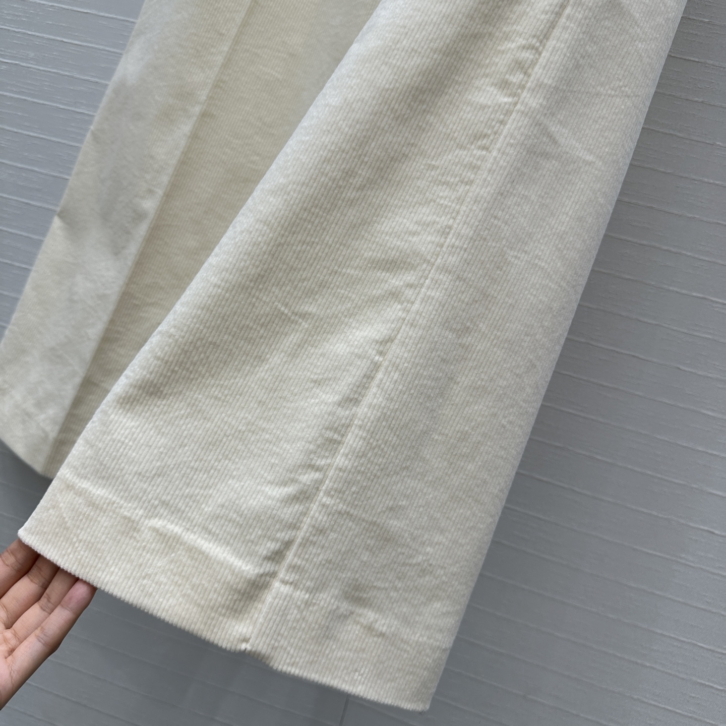 独家首发，原单品质❤️BC高智感穿搭！行走的高定老钱风穿搭，奶白色灯芯绒直筒裤！极简主义设计慵懒随性的高