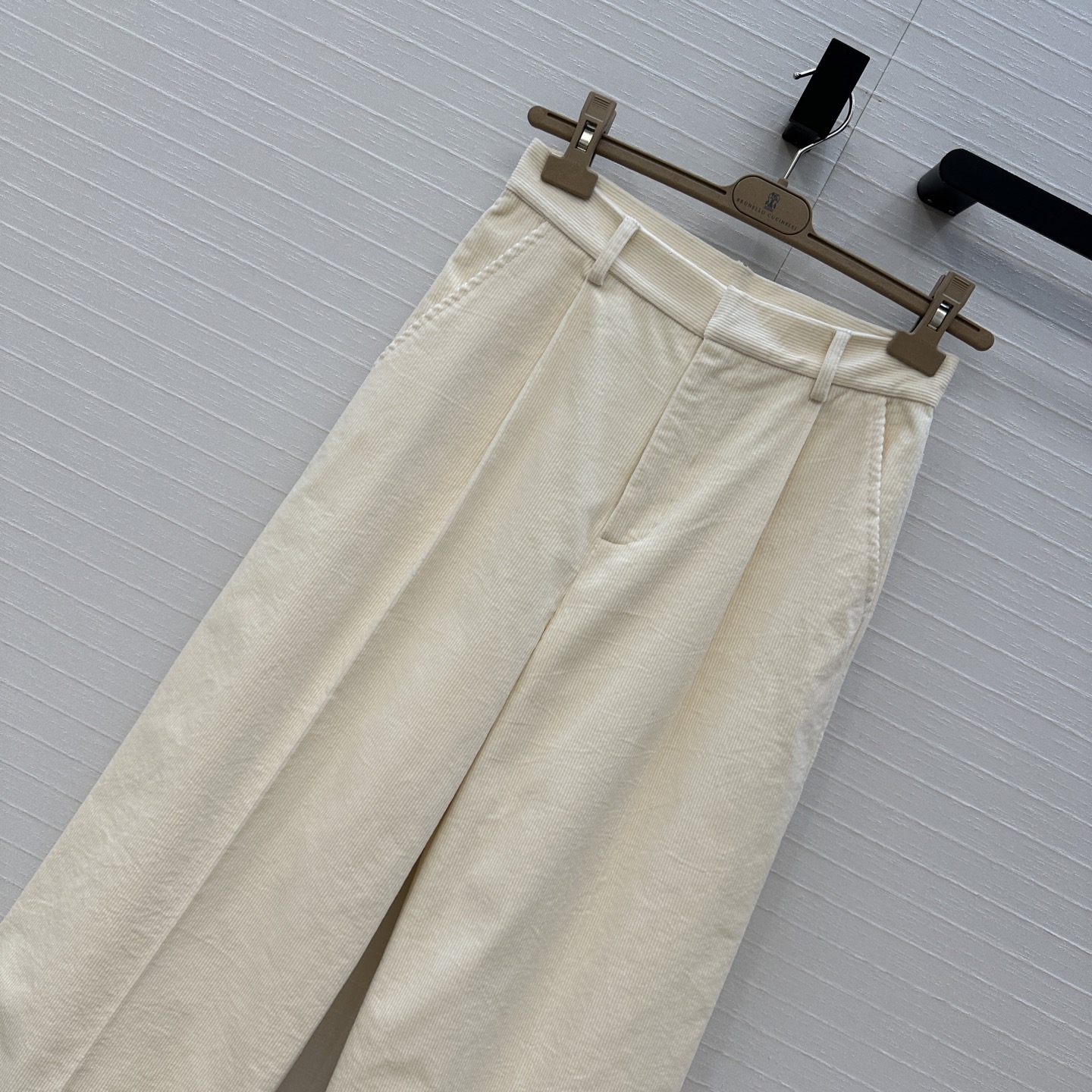 独家首发，原单品质❤️BC高智感穿搭！行走的高定老钱风穿搭，奶白色灯芯绒直筒裤！极简主义设计慵懒随性的高