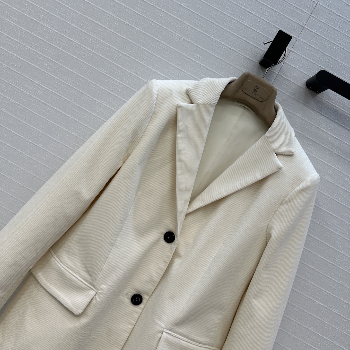 独家首发，原单品质❤️BC高智感穿搭！行走的高定老钱风穿搭，25秋冬定制奶白色灯芯绒西装外套！单排扣设计