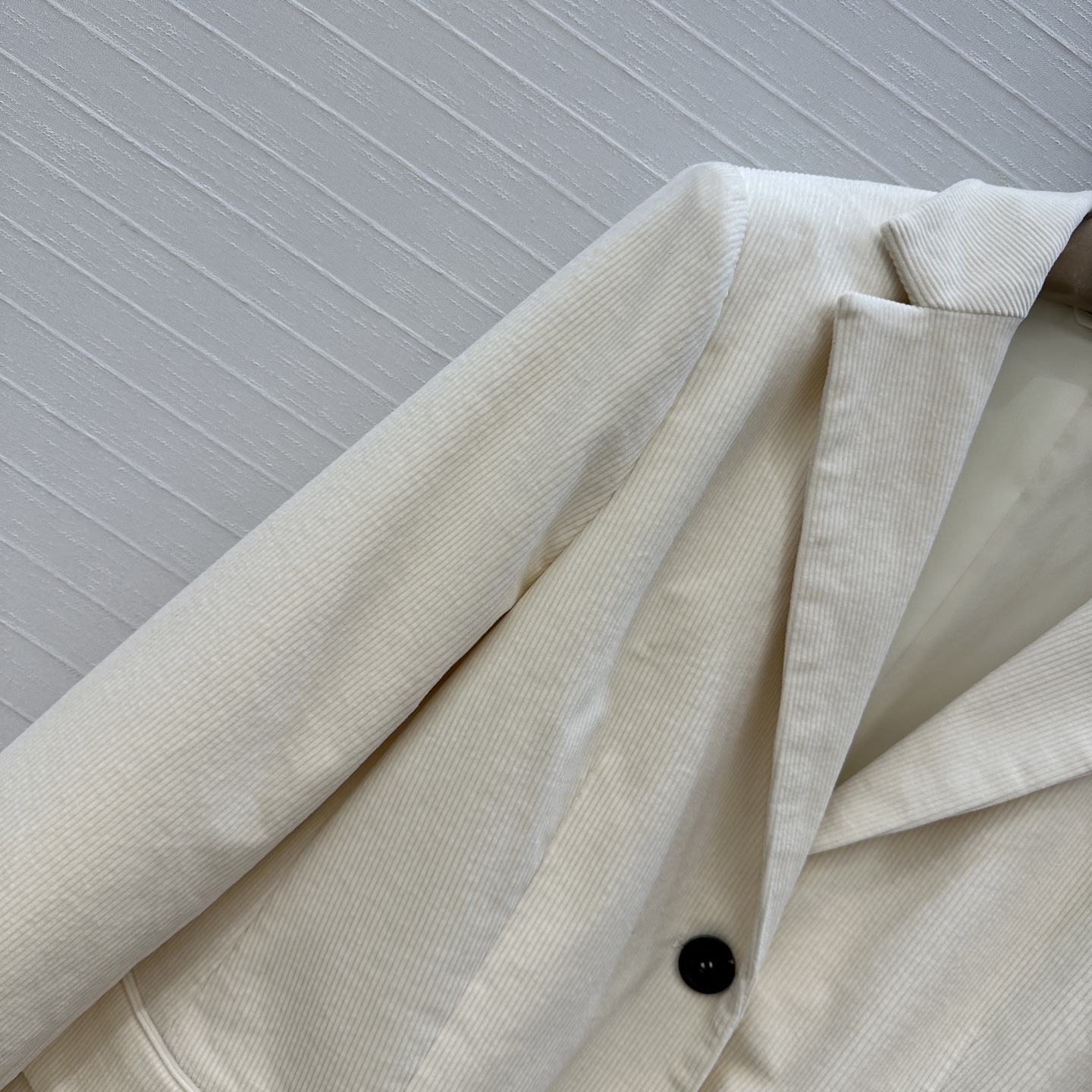 独家首发，原单品质❤️BC高智感穿搭！行走的高定老钱风穿搭，25秋冬定制奶白色灯芯绒西装外套！单排扣设计