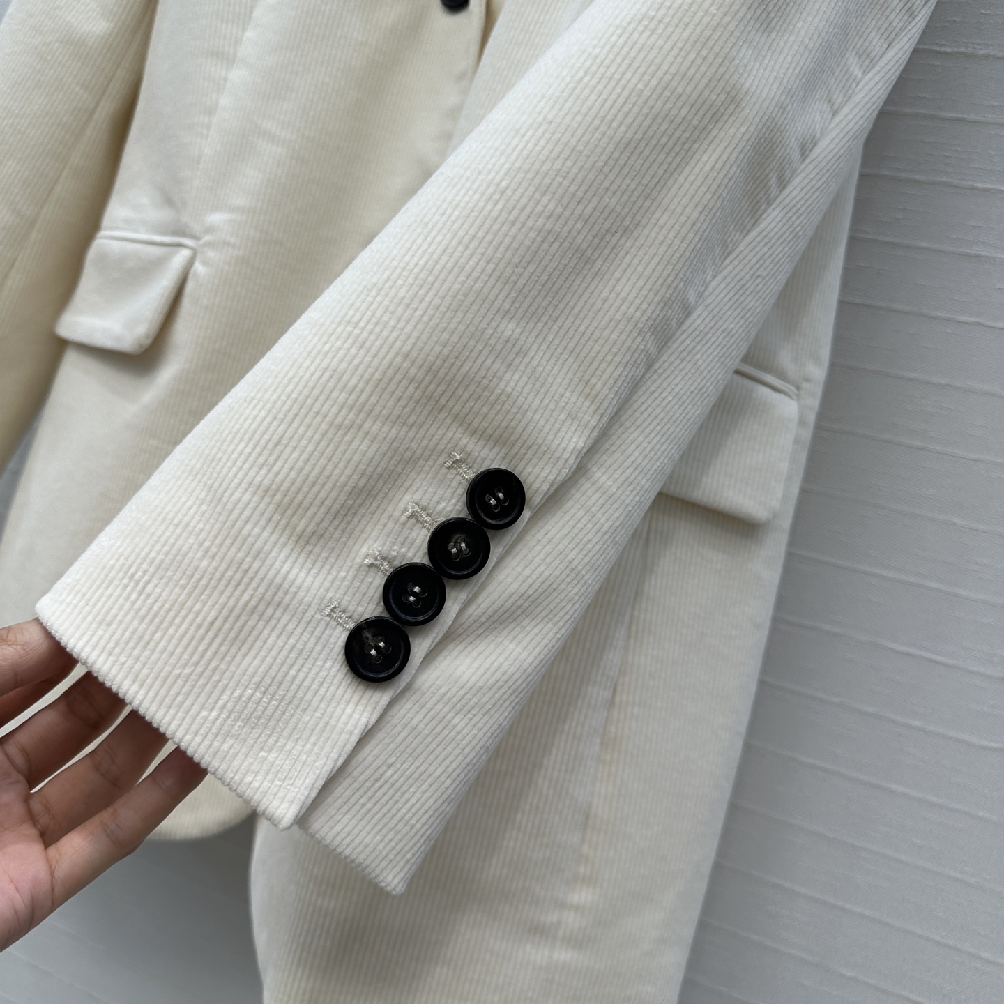 独家首发，原单品质❤️BC高智感穿搭！行走的高定老钱风穿搭，25秋冬定制奶白色灯芯绒西装外套！单排扣设计