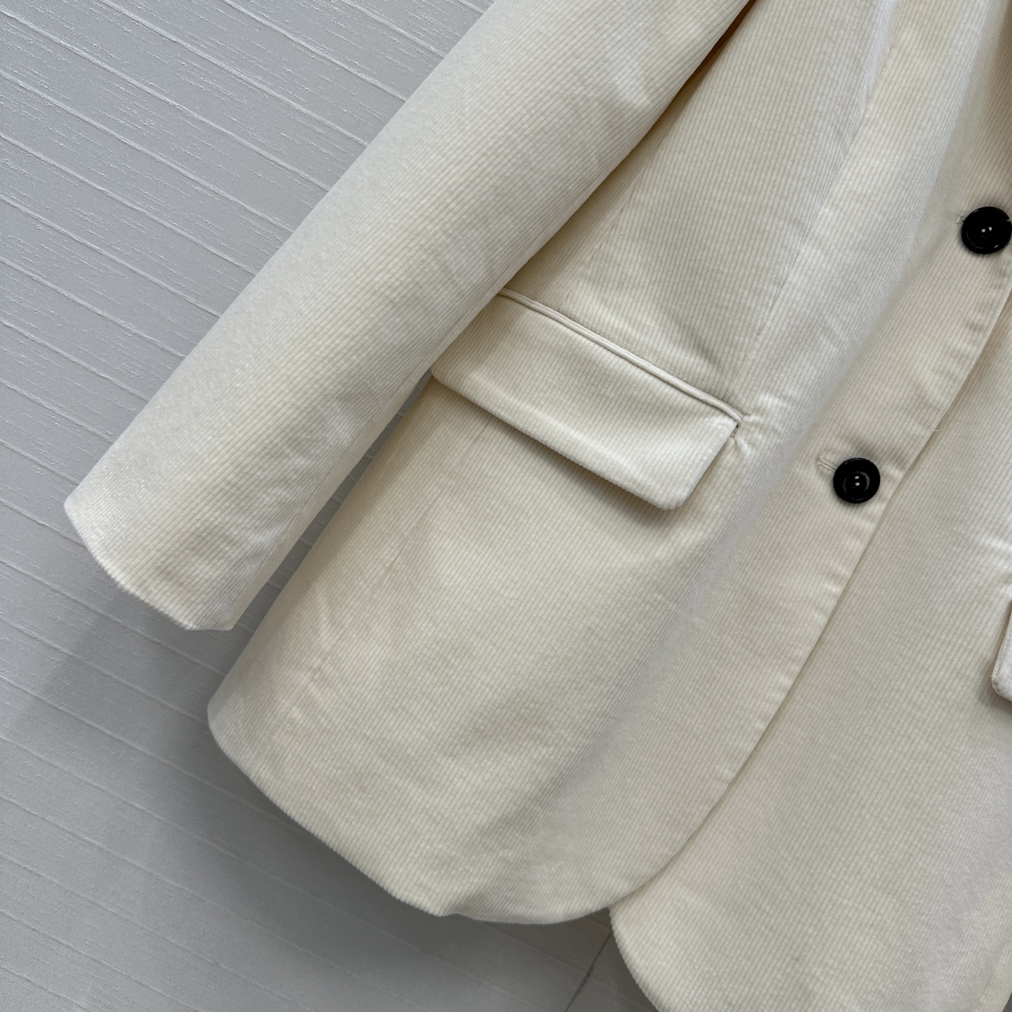 独家首发，原单品质❤️BC高智感穿搭！行走的高定老钱风穿搭，25秋冬定制奶白色灯芯绒西装外套！单排扣设计