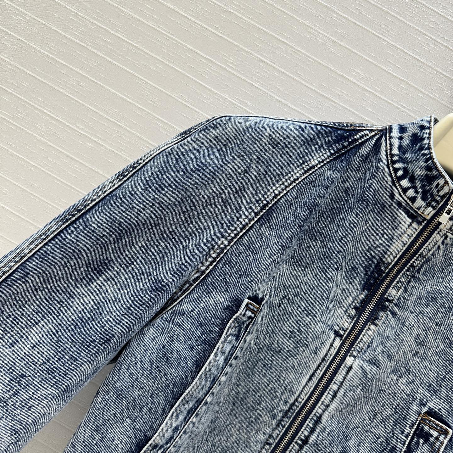 独家首发❤️爆单推荐，Alai*25新品时髦精穿搭！雪花洗水牛仔机车夹克！小立领弧形插肩袖设计立体感，后