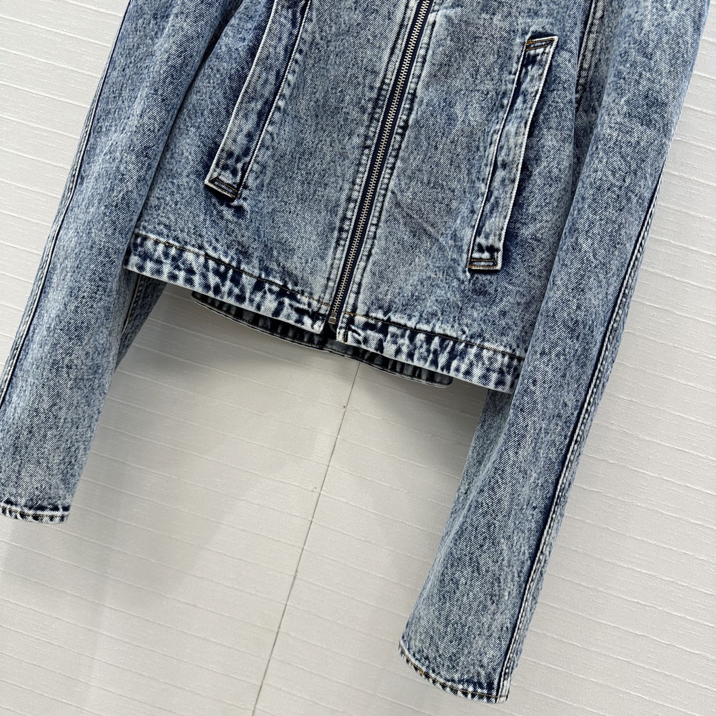 独家首发❤️爆单推荐，Alai*25新品时髦精穿搭！雪花洗水牛仔机车夹克！小立领弧形插肩袖设计立体感，后