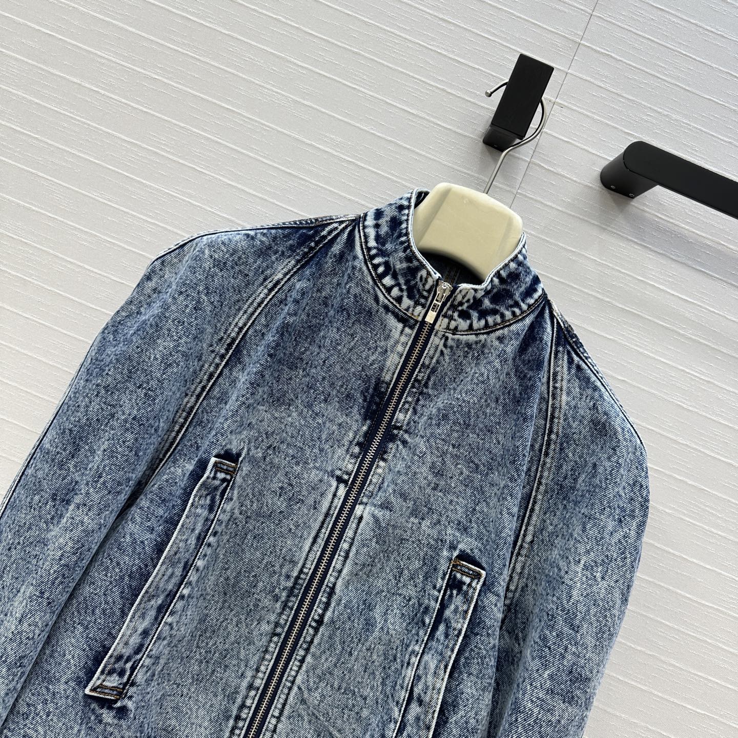 独家首发❤️爆单推荐，Alai*25新品时髦精穿搭！雪花洗水牛仔机车夹克！小立领弧形插肩袖设计立体感，后