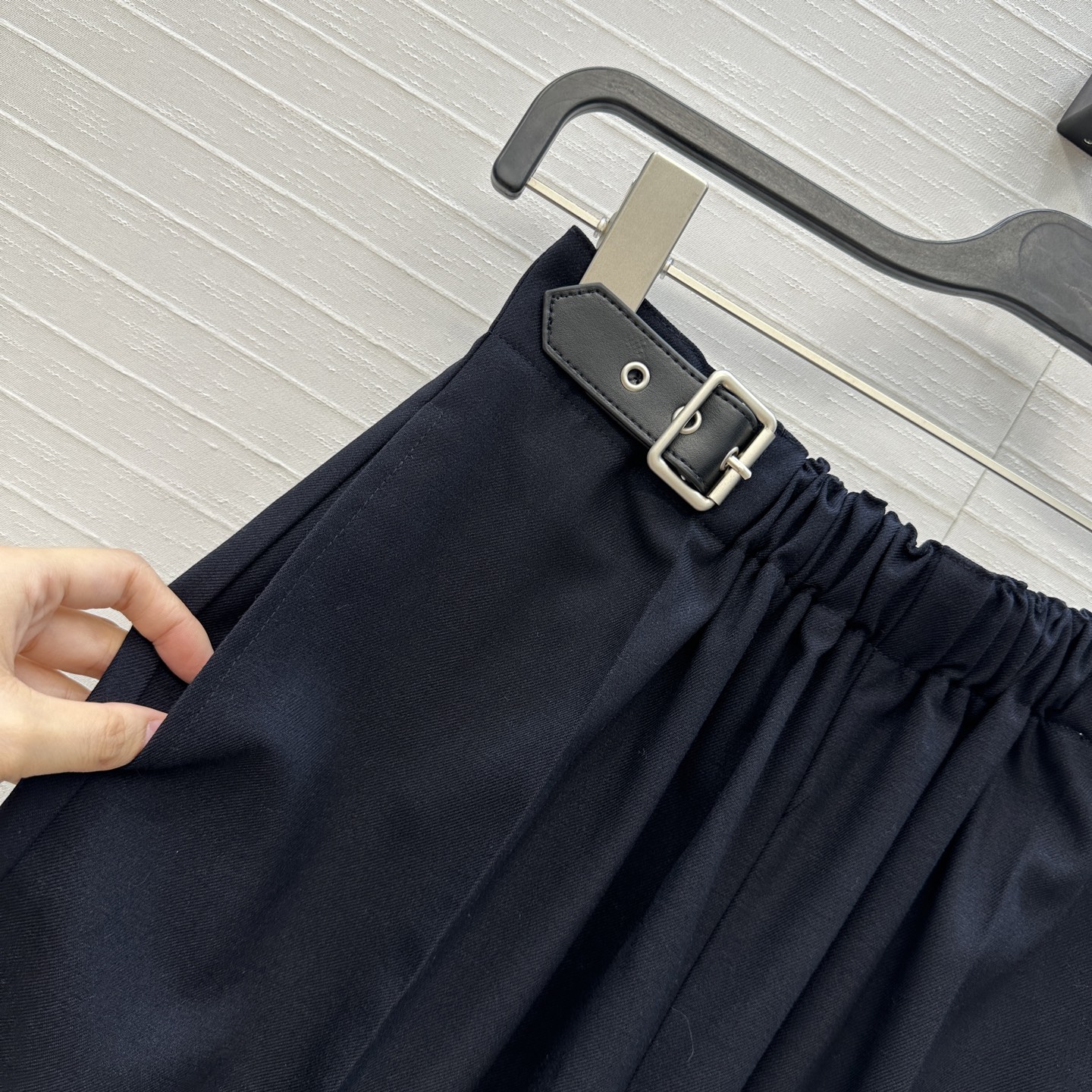 独家首发♥️Lw25新品皮带扣设计休闲五分裤！缩褶腰设计立裁中高腰直筒版型实穿又有设计感！休闲帅气通勤必