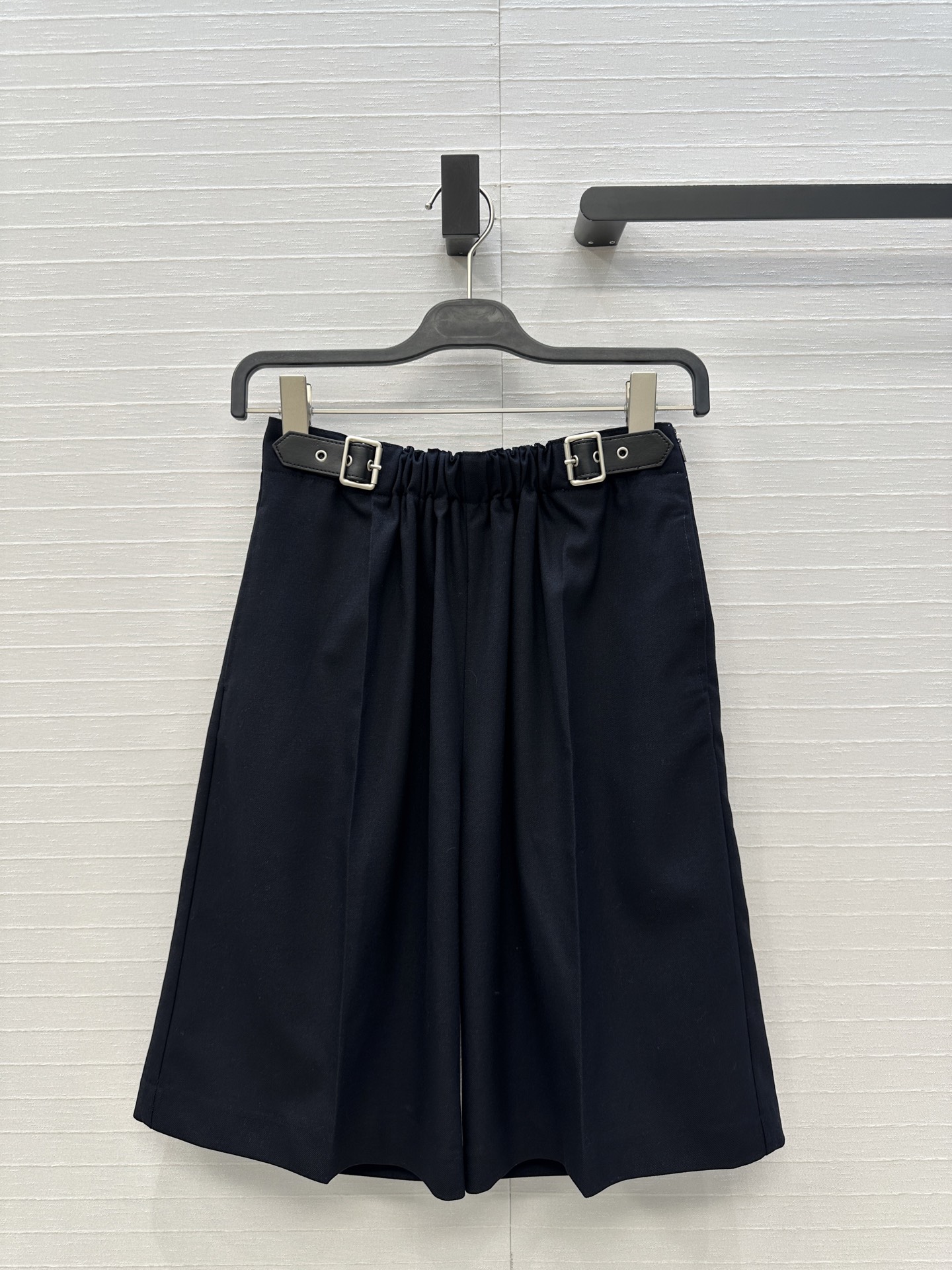 独家首发♥️Lw25新品皮带扣设计休闲五分裤！缩褶腰设计立裁中高腰直筒版型实穿又有设计感！休闲帅气通勤必