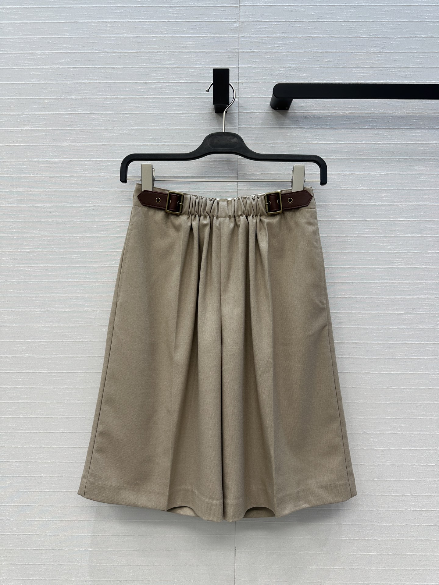 独家首发♥️Lw25新品皮带扣设计休闲五分裤！缩褶腰设计立裁中高腰直筒版型实穿又有设计感！休闲帅气通勤必