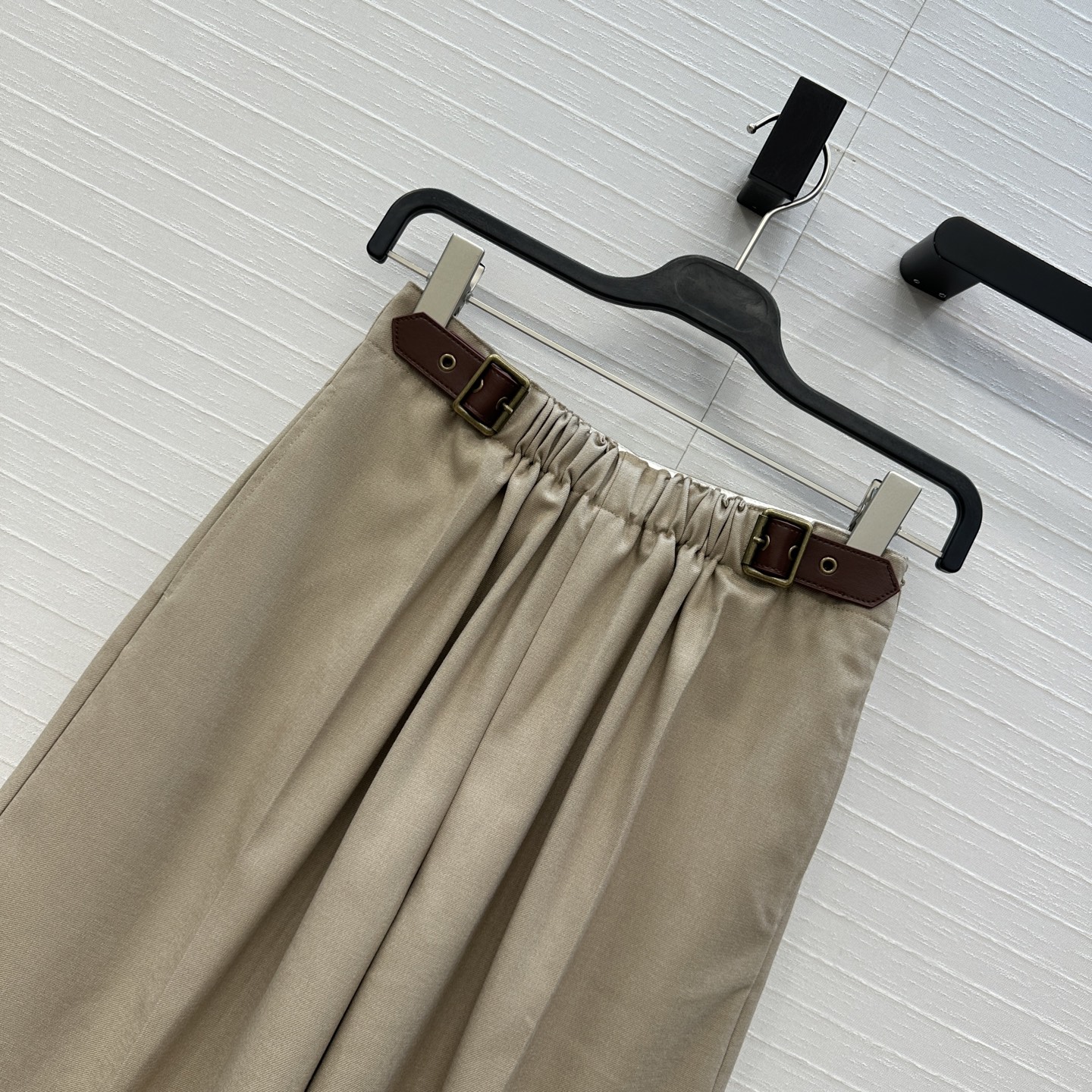 独家首发♥️Lw25新品皮带扣设计休闲五分裤！缩褶腰设计立裁中高腰直筒版型实穿又有设计感！休闲帅气通勤必