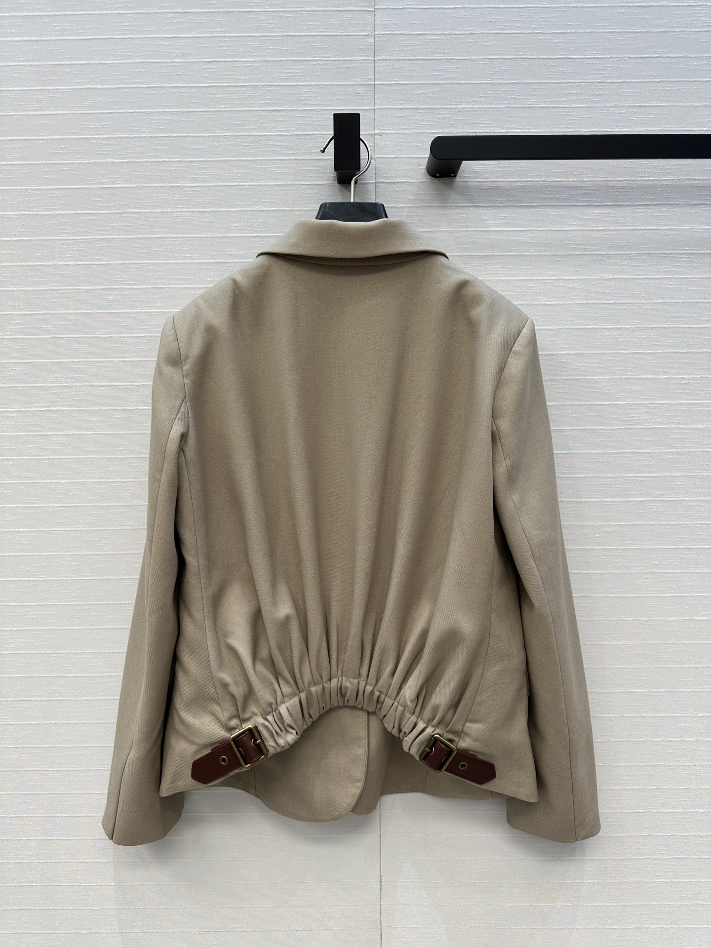 独家首发♥️Lw25新品皮带扣设计休闲西装外套！拱弧褶皱后腰设计有细节打破传统低调个性！立体剪裁不挑人版