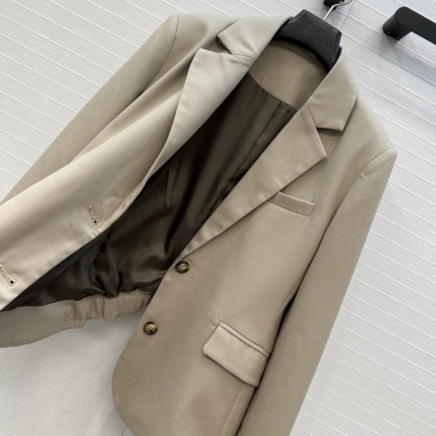 独家首发♥️Lw25新品皮带扣设计休闲西装外套！拱弧褶皱后腰设计有细节打破传统低调个性！立体剪裁不挑人版